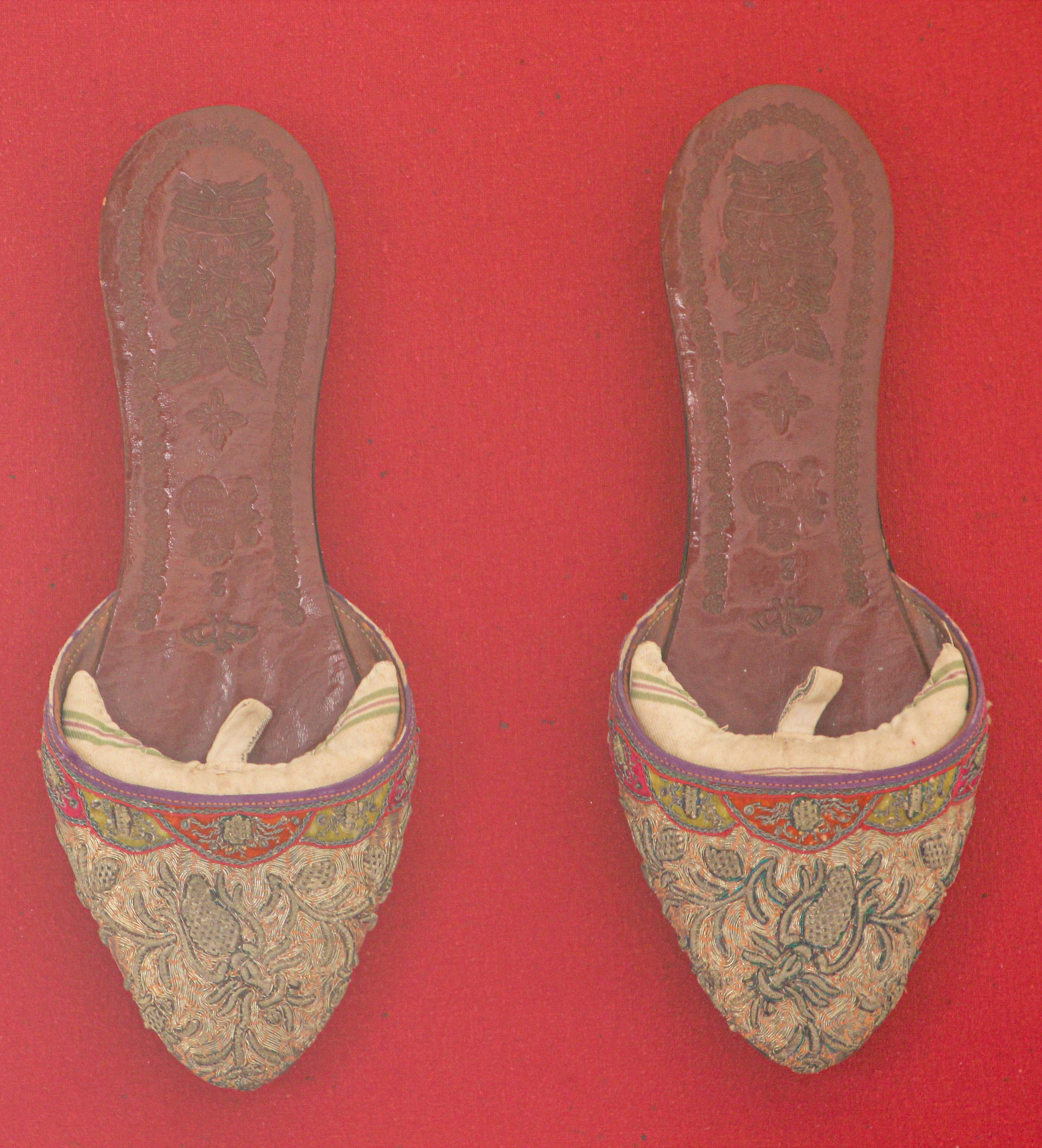 Asiatische chinesische antike Leder Schuhe und Seide bestickte gerahmte Kunst im Angebot 1
