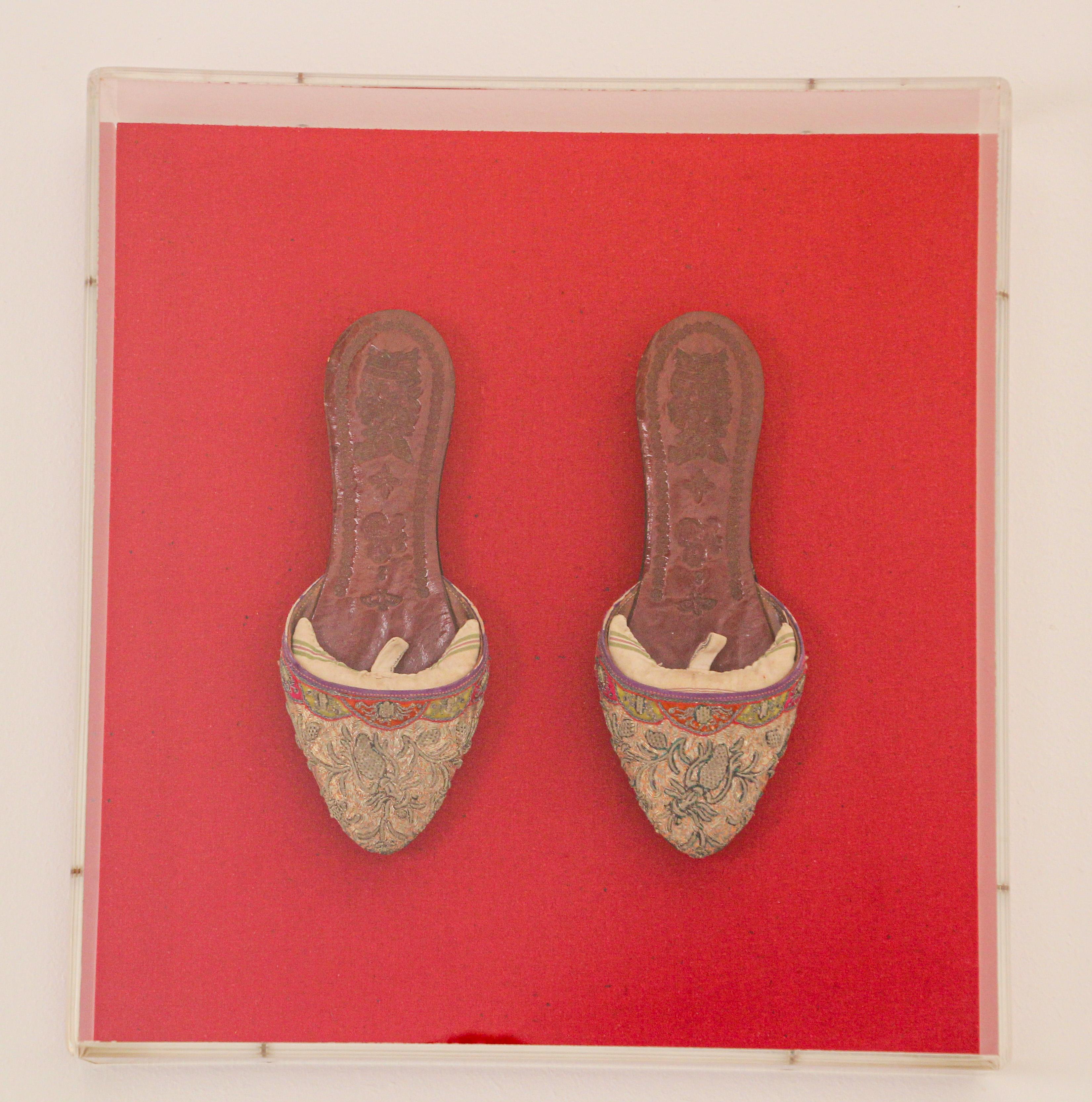 Asiatische chinesische antike Leder Schuhe und Seide bestickte gerahmte Kunst im Angebot 2