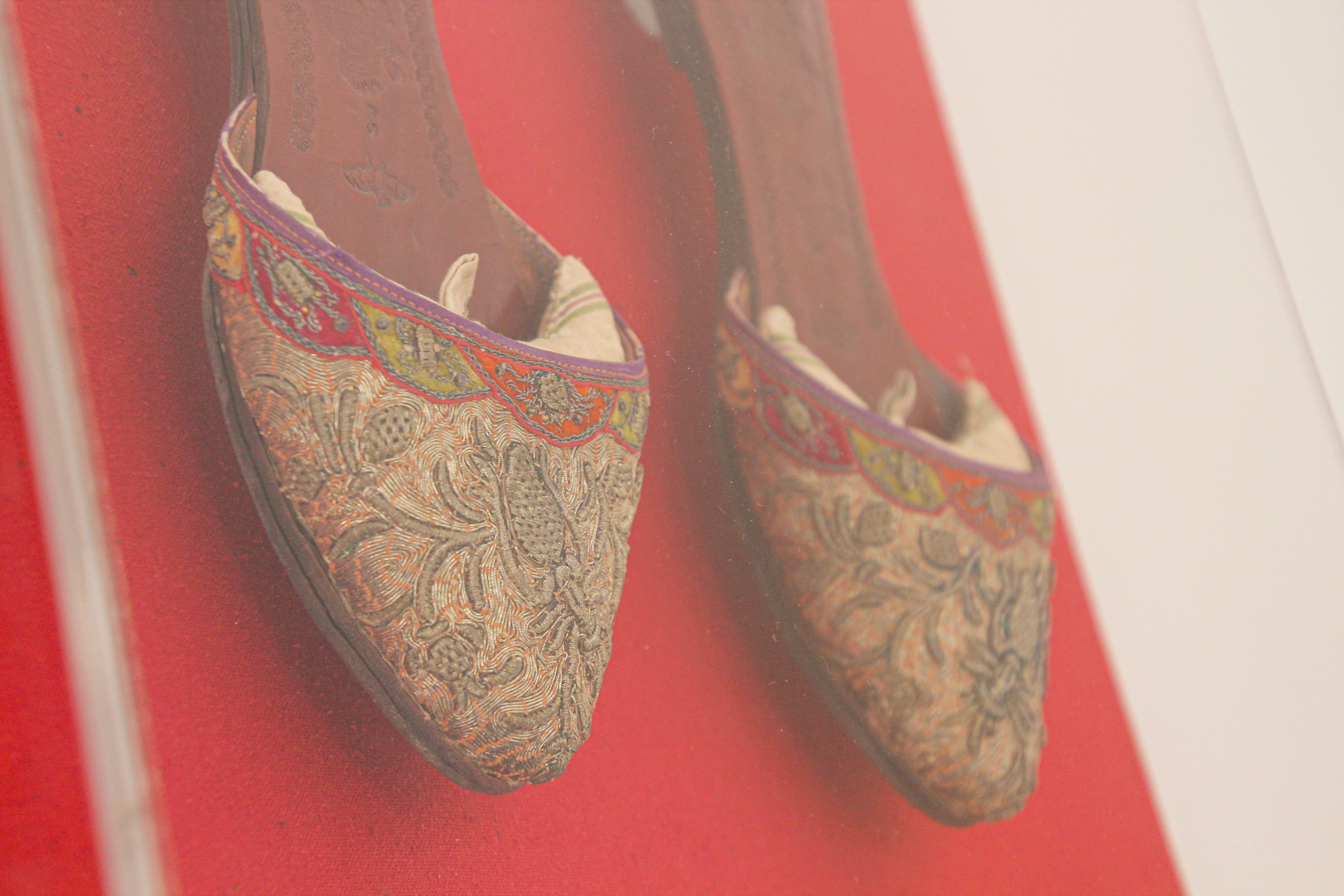 Asiatische chinesische antike Leder Schuhe und Seide bestickte gerahmte Kunst im Angebot 4