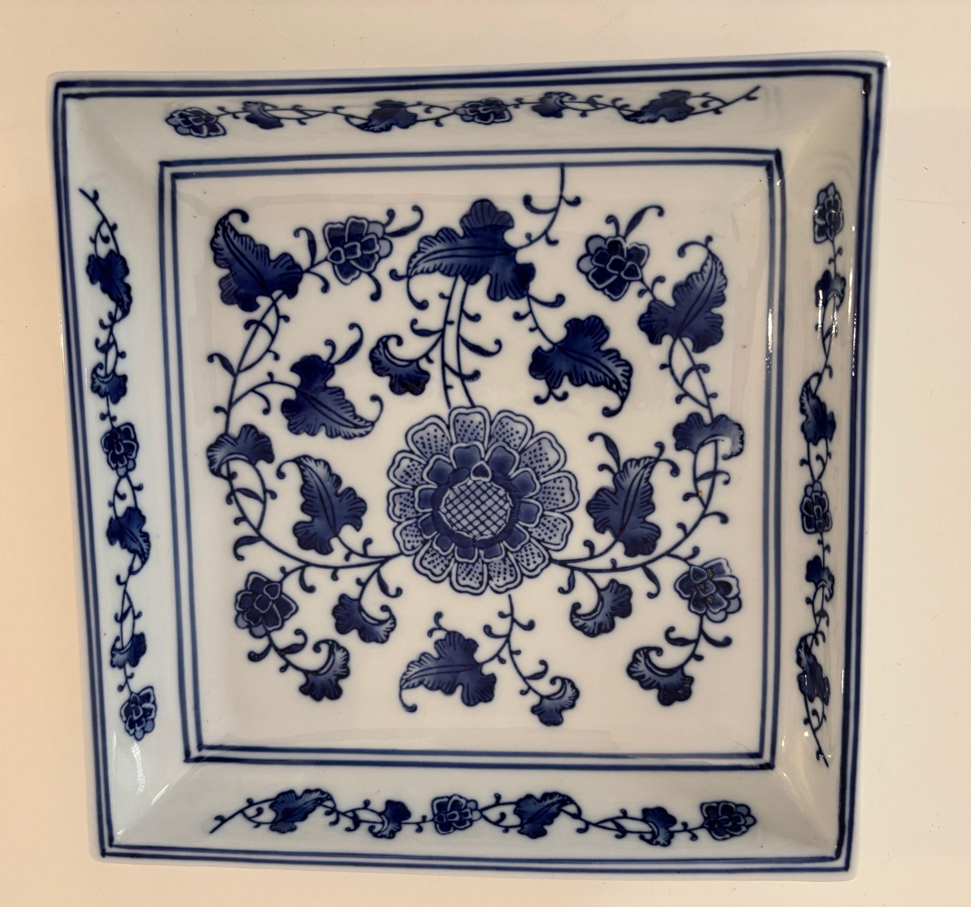 Asian Chinese blue and white porcelain bowl, square shape, great to use in any room for decorative purpose or as a catchall.
The blue and white porcelain is characterized by its white ceramic body decorated with blue floral patterns used in China
