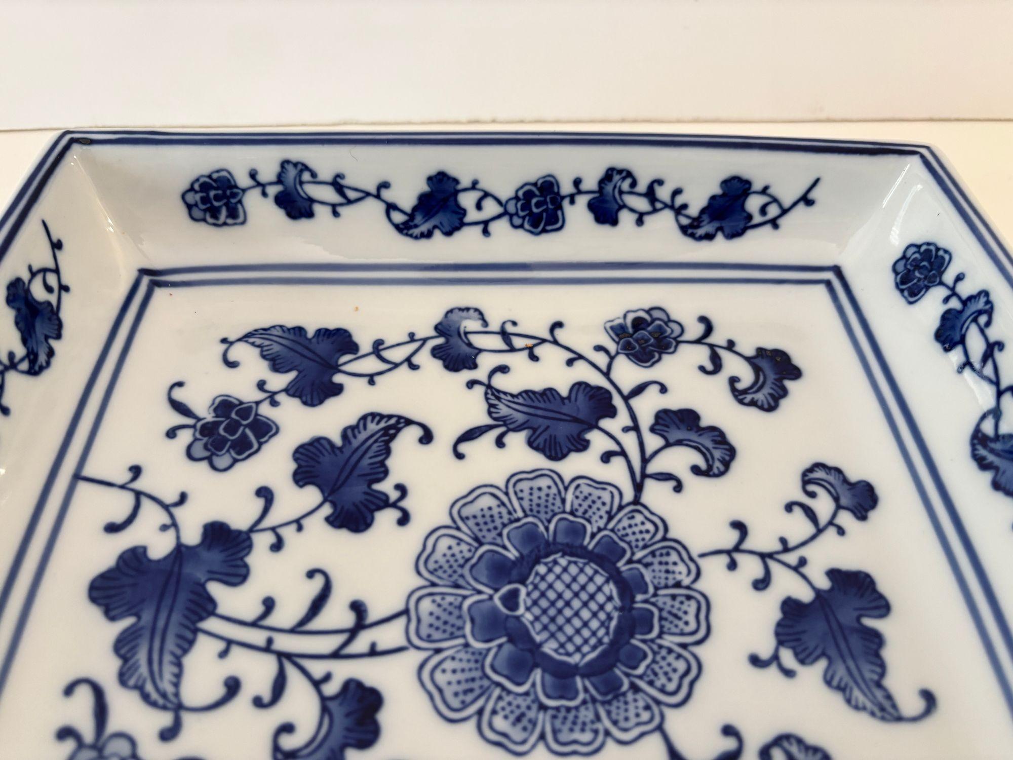 Hand-Crafted Asian Chinese Blue and White Porcelain Bowl Square Shape 9 in. For Sale