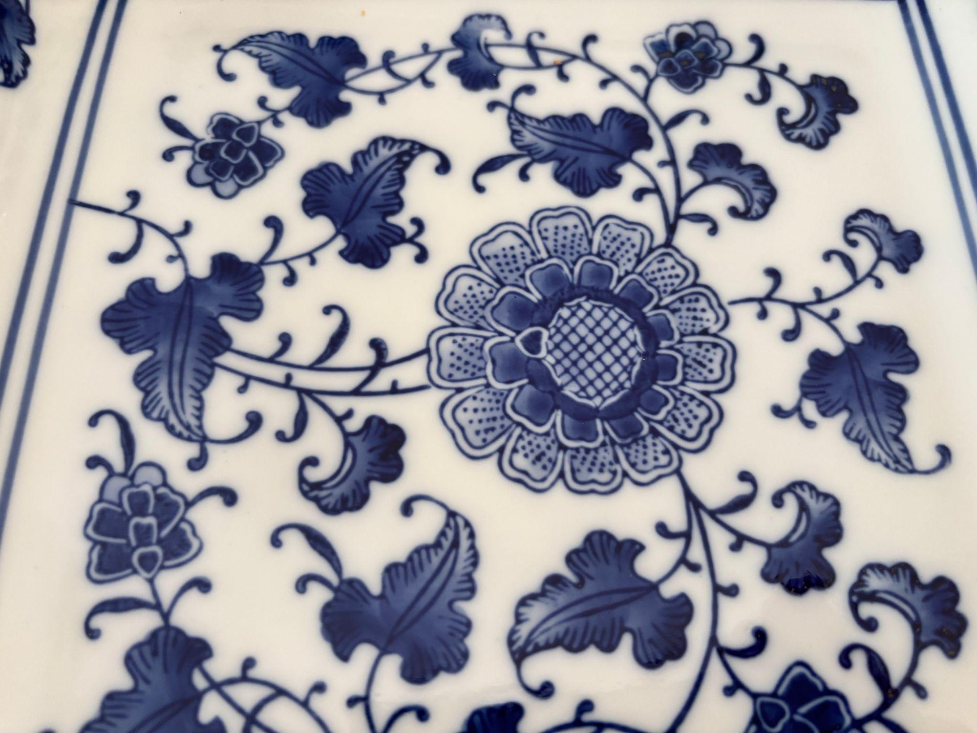 Asian Chinese Blue and White Porcelain Bowl Square Shape 9 in. In Good Condition For Sale In North Hollywood, CA