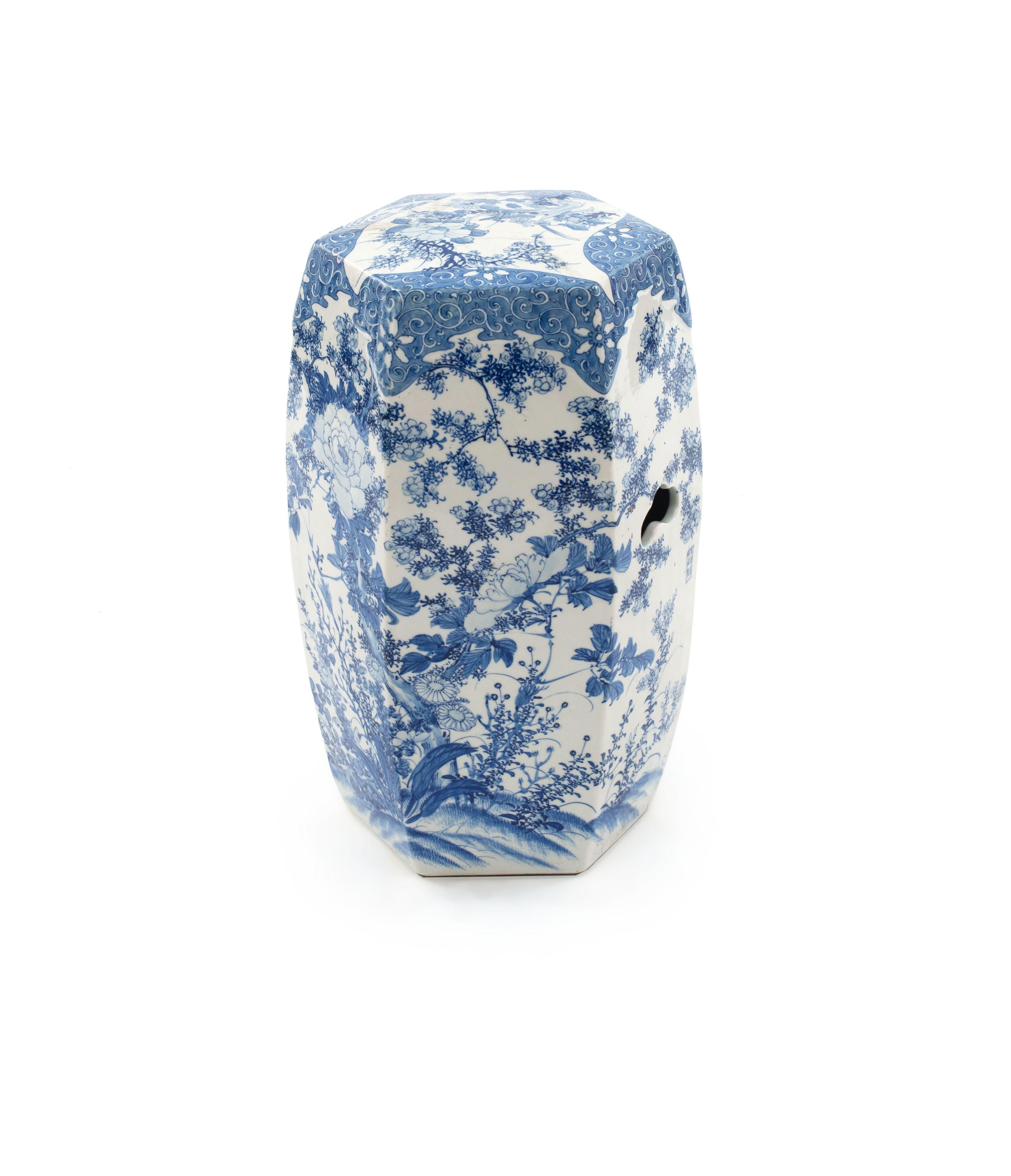 Asiatisch-chinesischer Gartenstuhl aus blau-weiß glasiertem Porzellan mit sechseckigem Querschnitt, verziert mit Pfingstrosen und blühenden Ranken (19./20. Jh.) (ähnlich Inv. #014642A)
