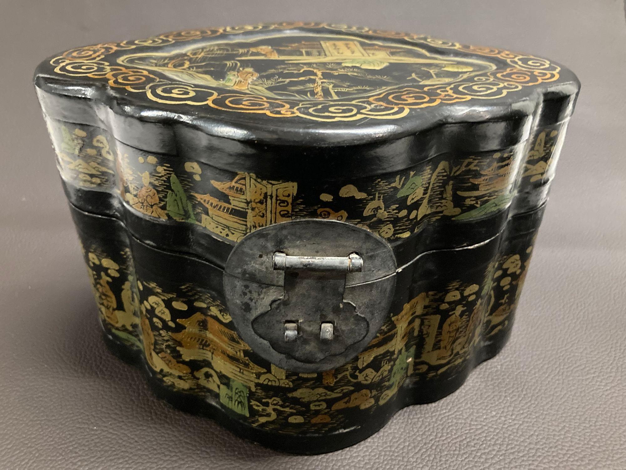 Antigua Caja Oriental China de Exportación Lacada en Negro Pintada en Dorado Década de 1940.
Gran caja de té china asiática lacada en negro con numerosas figuras y detalles dorados.
Caja de la Chinoiserie lacada en negro y pintada de dorado,