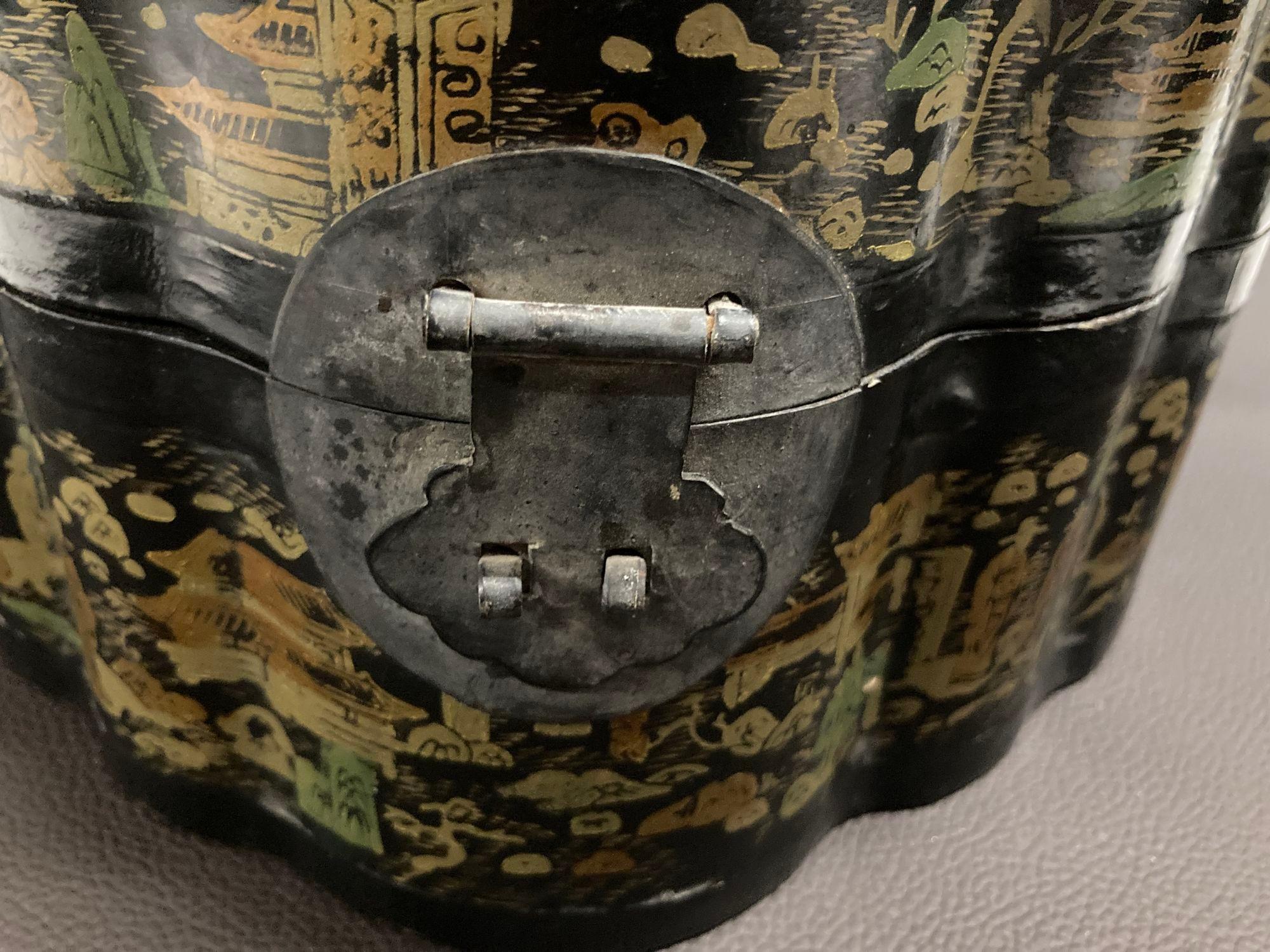 Caja China Asiática Lacada Negra Pintada Dorada Años 40 Chinoiserie en venta