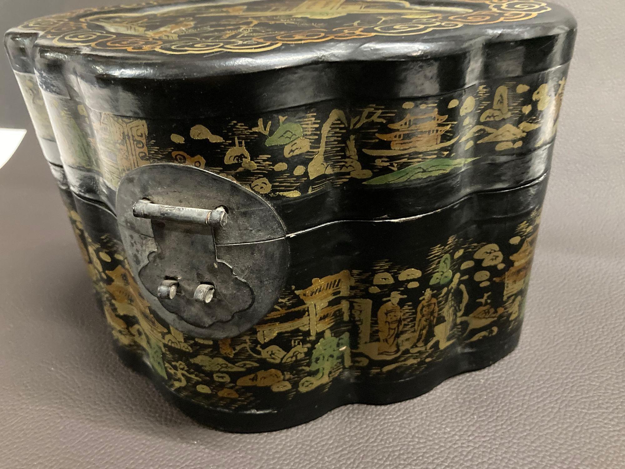 Caja China Asiática Lacada Negra Pintada Dorada Años 40 Chino en venta