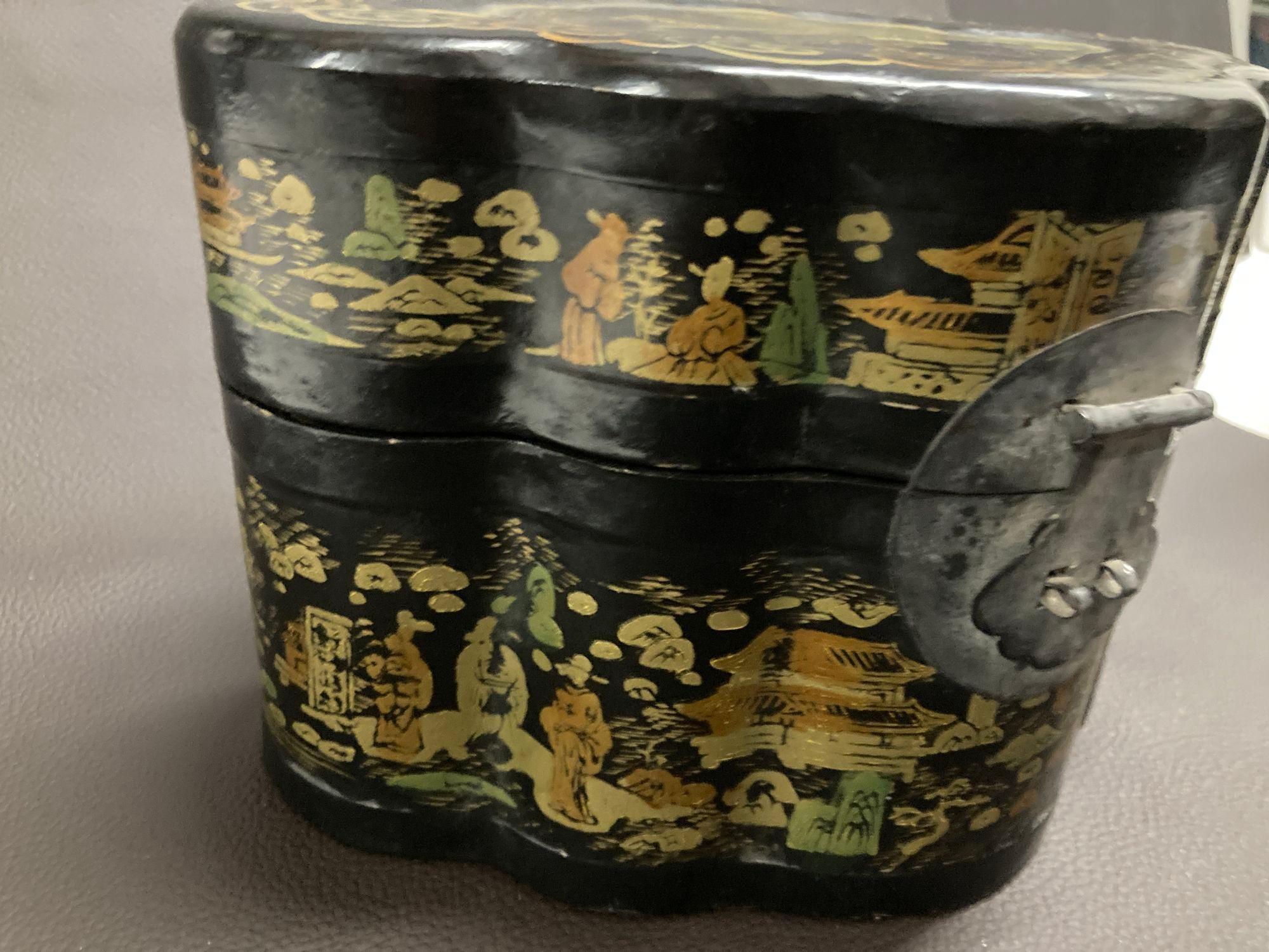 Caja China Asiática Lacada Negra Pintada Dorada Años 40 Hecho a mano en venta