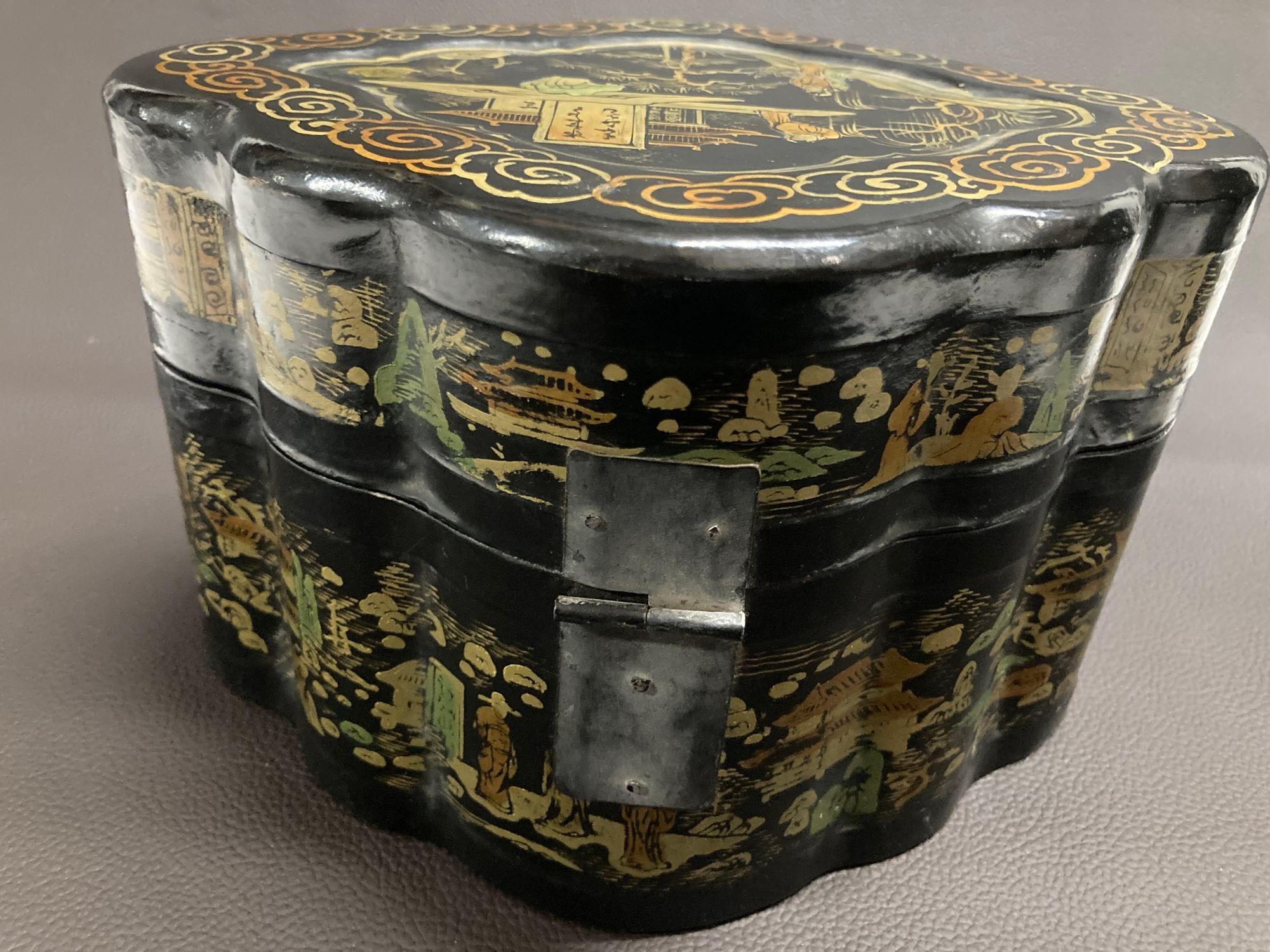 Caja China Asiática Lacada Negra Pintada Dorada Años 40 en Bueno estado para la venta en North Hollywood, CA