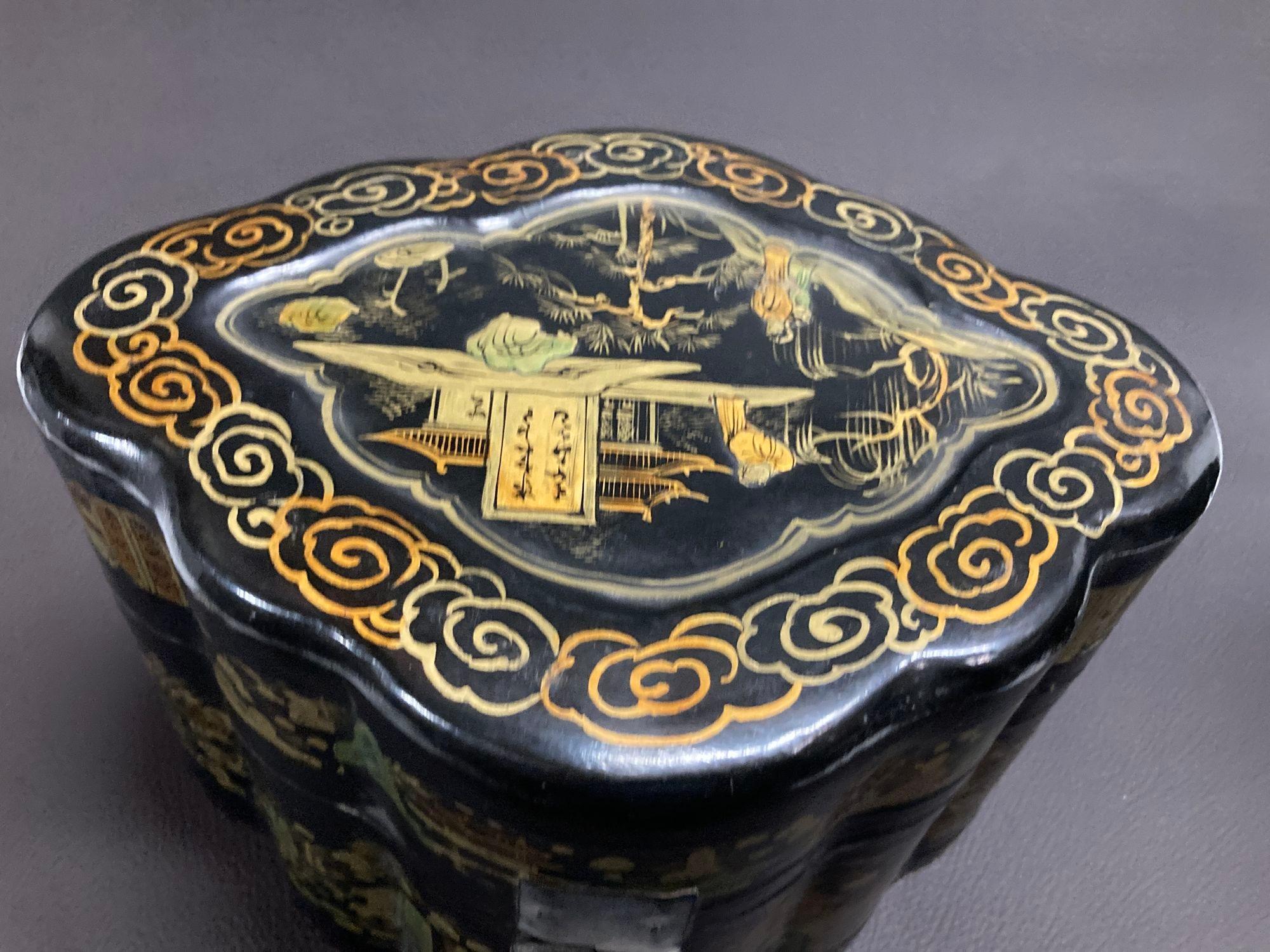Caja China Asiática Lacada Negra Pintada Dorada Años 40 siglo XX en venta