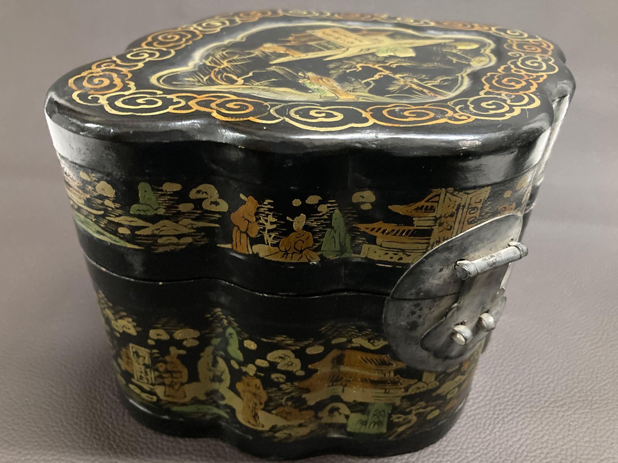 Caja China Asiática Lacada Negra Pintada Dorada Años 40 Madera dorada en venta