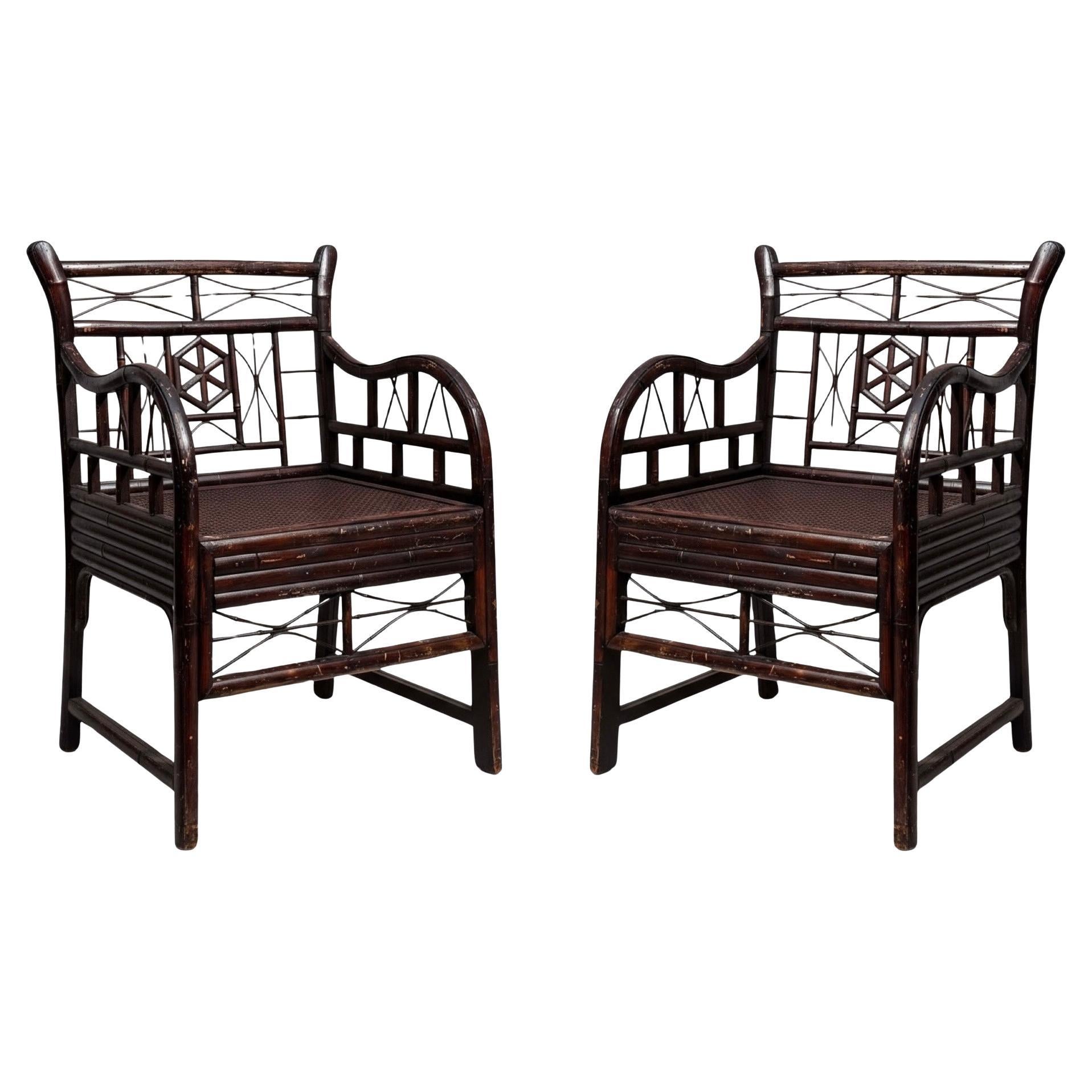Chaises à accoudoirs en bambou ébonisé de style Asian Chinese Chippendale - Paire