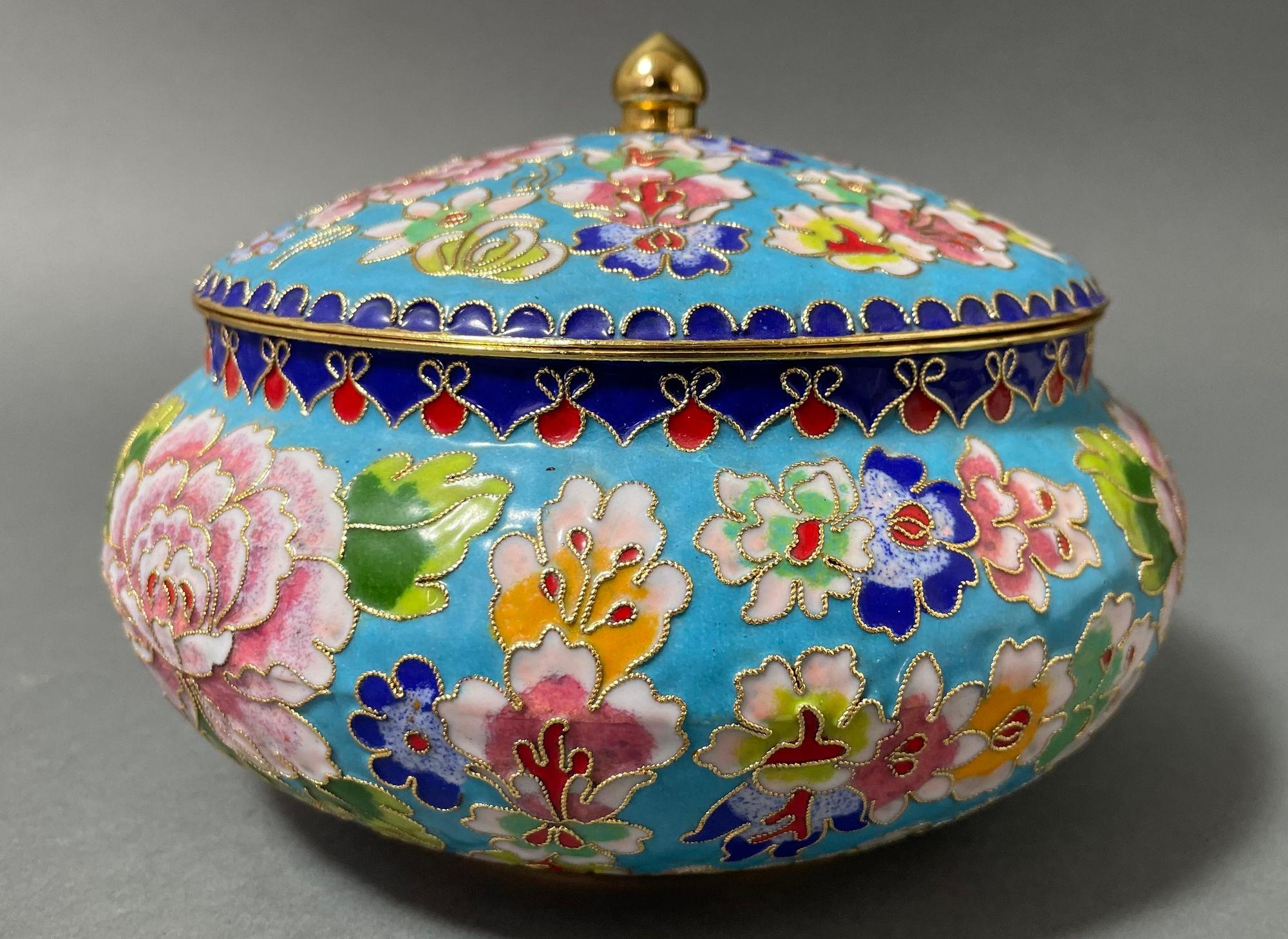 Asian Chinese Cloisonne Box with Lid Turquoise Cobalt Blue Red Pink Colors.
Handcrafted gilt and cloisonne enamel bonbonniere using traditional cloisonné-making techniques using materials including copper, glaze and brass gold.
The cloisonne is
