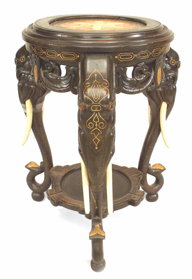 19. Jh. Asiatischer, chinesischer Stil, ebonisiert und vergoldet, Sockeltisch mit 3 Elefantenkopfbeinen und eingelegter, runder Marmorplatte mit Regalstütze.