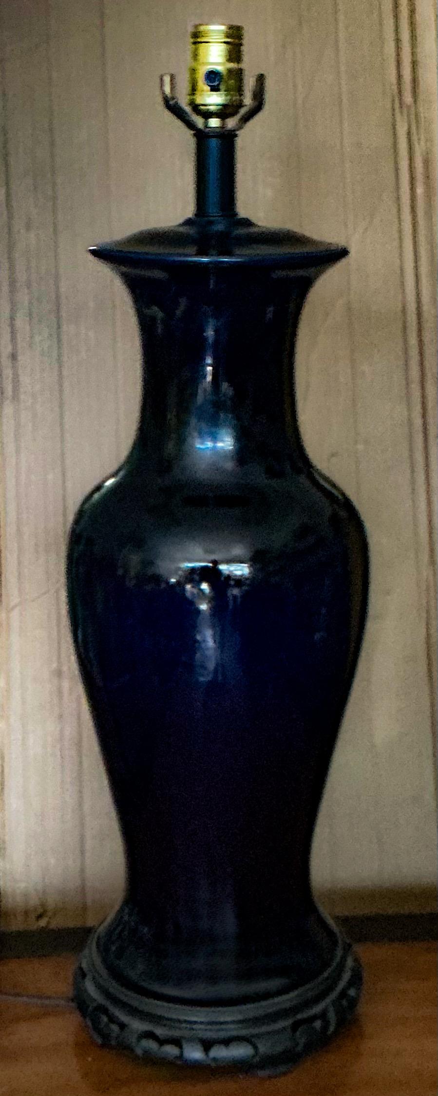 Si tratta di una coppia di lampade da tavolo in stile vaso di zenzero da esportazione cinese degli anni '70 di colore blu intenso. Hanno basi asiatiche in legno ebanizzato. Sono in ottime condizioni. 