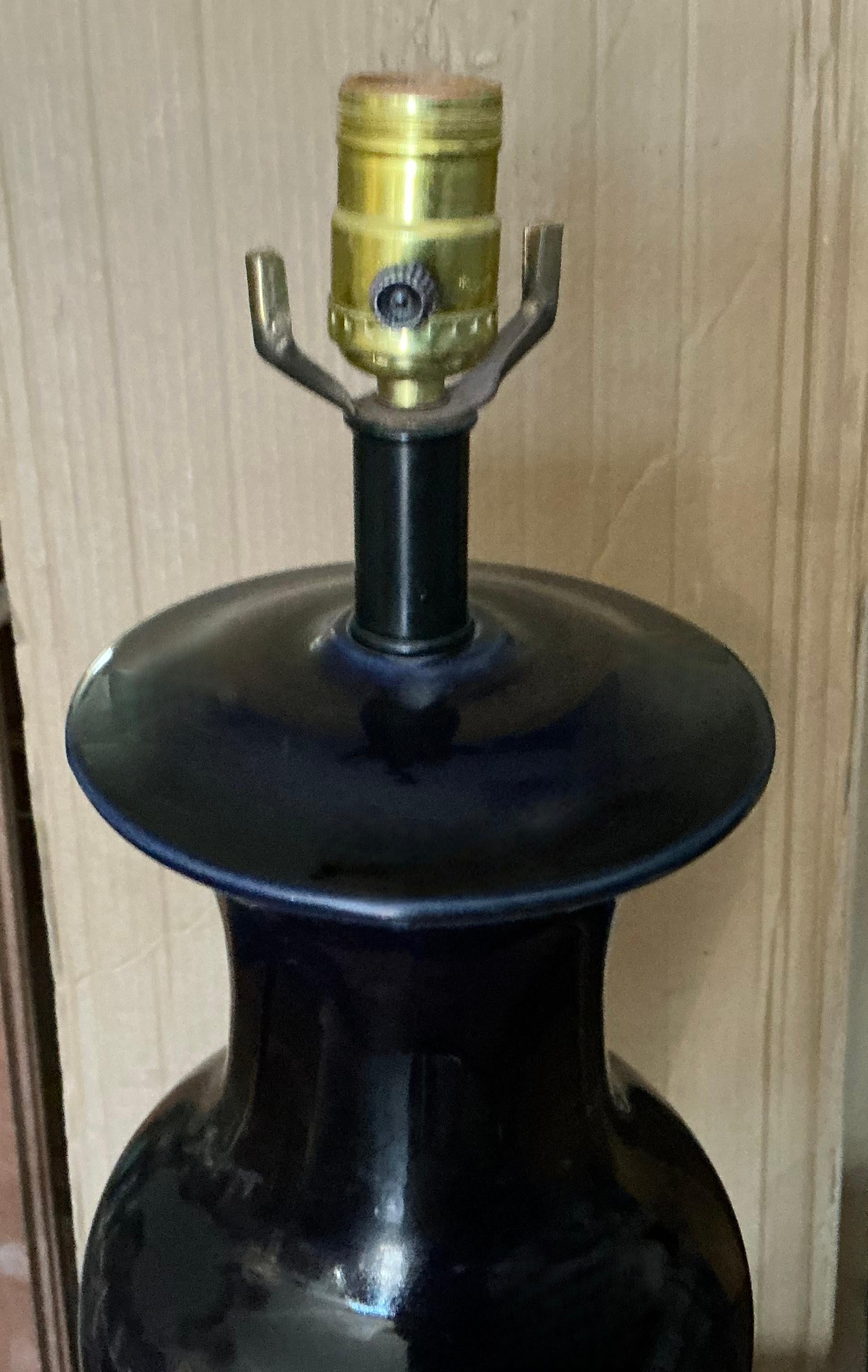 Esportazione cinese Lampade da tavolo in ceramica blu navy in stile Asian Chinese Export Ginger Jar - Coppia in vendita