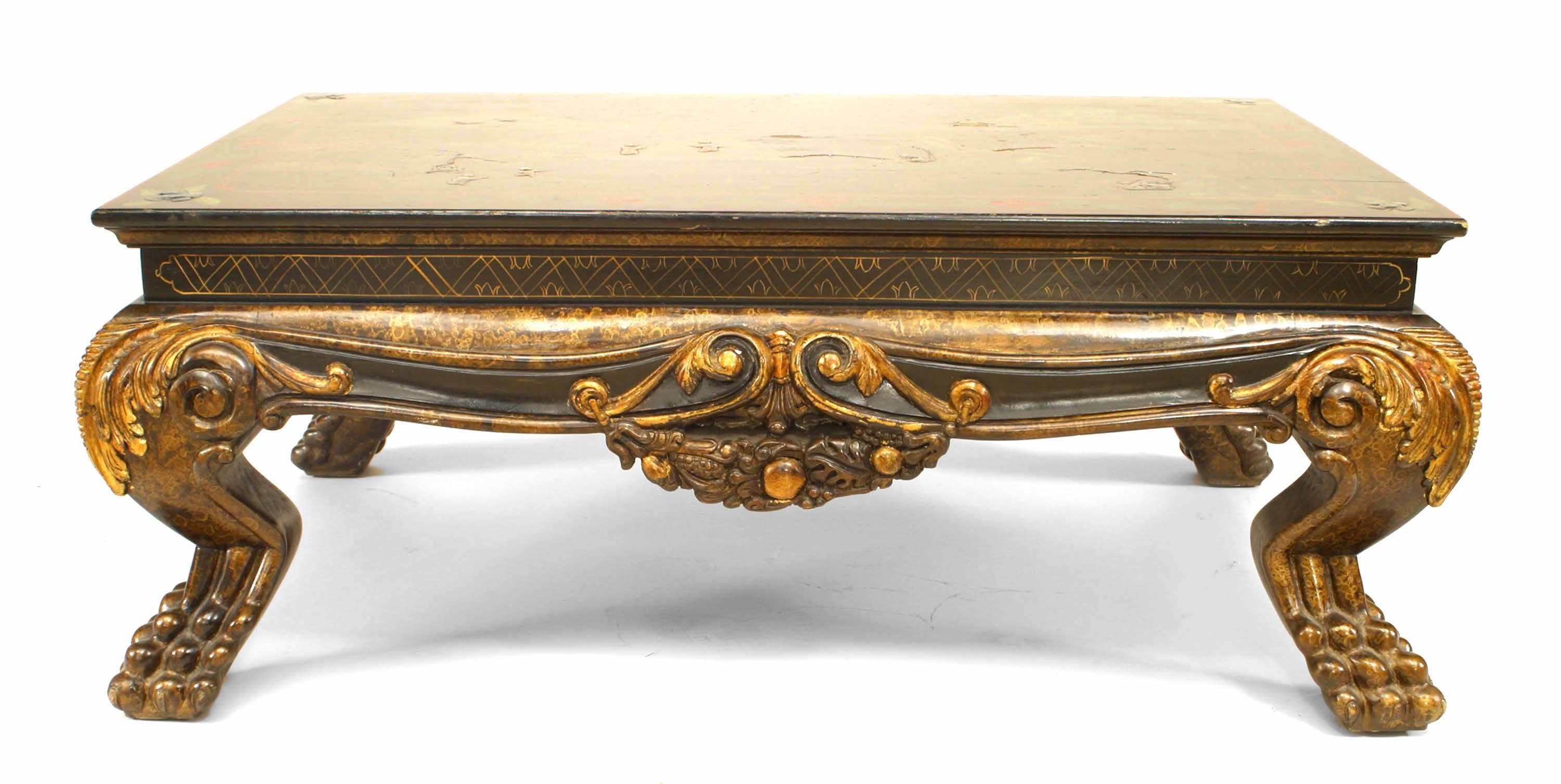 Table basse de style asiatique chinois (19/20e siècle), sculptée et laquée, avec un plateau rectangulaire présentant une scène de paysage avec des personnages et une bordure florale, reposant sur des pieds cabriolets en forme de griffes.
