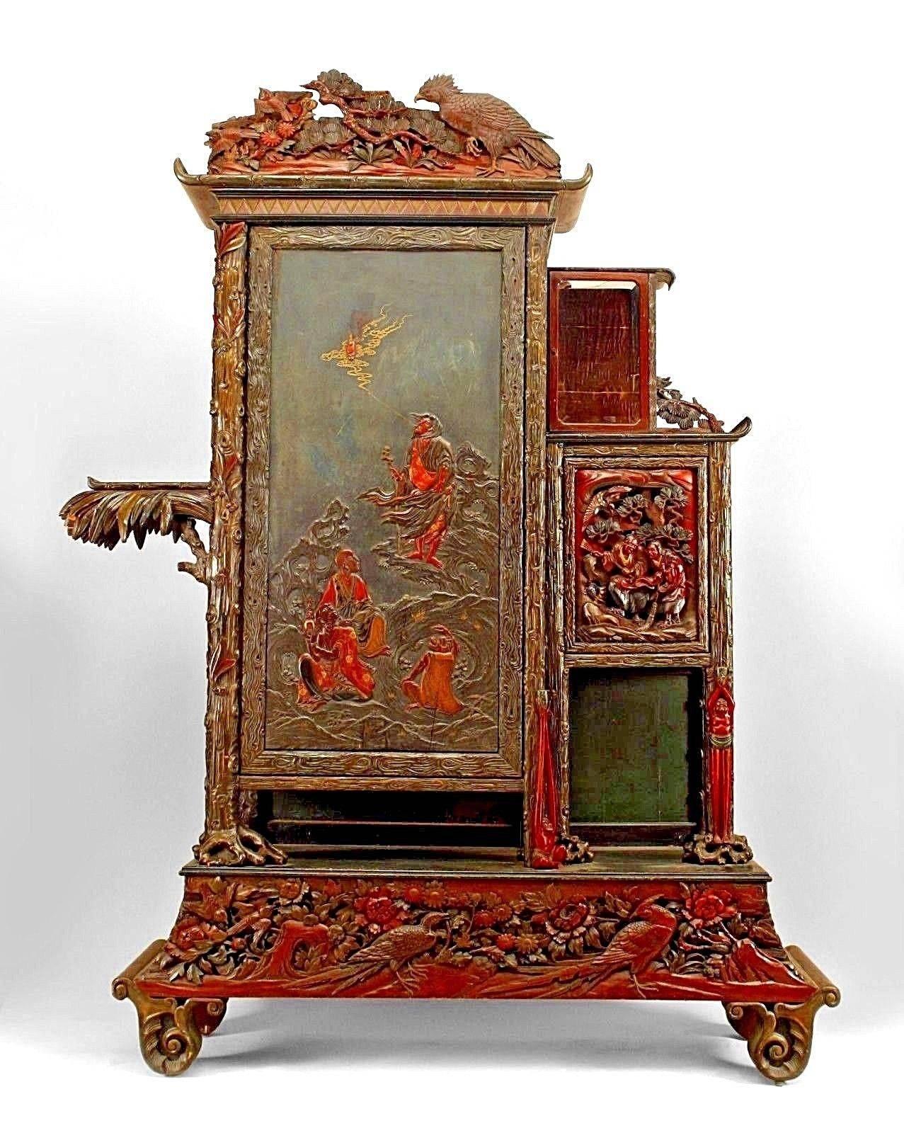 Grande armoire de style asiatique chinois (19e siècle) sculptée et laquée avec étagères latérales et fronton sculpté en filigrane sur la base

