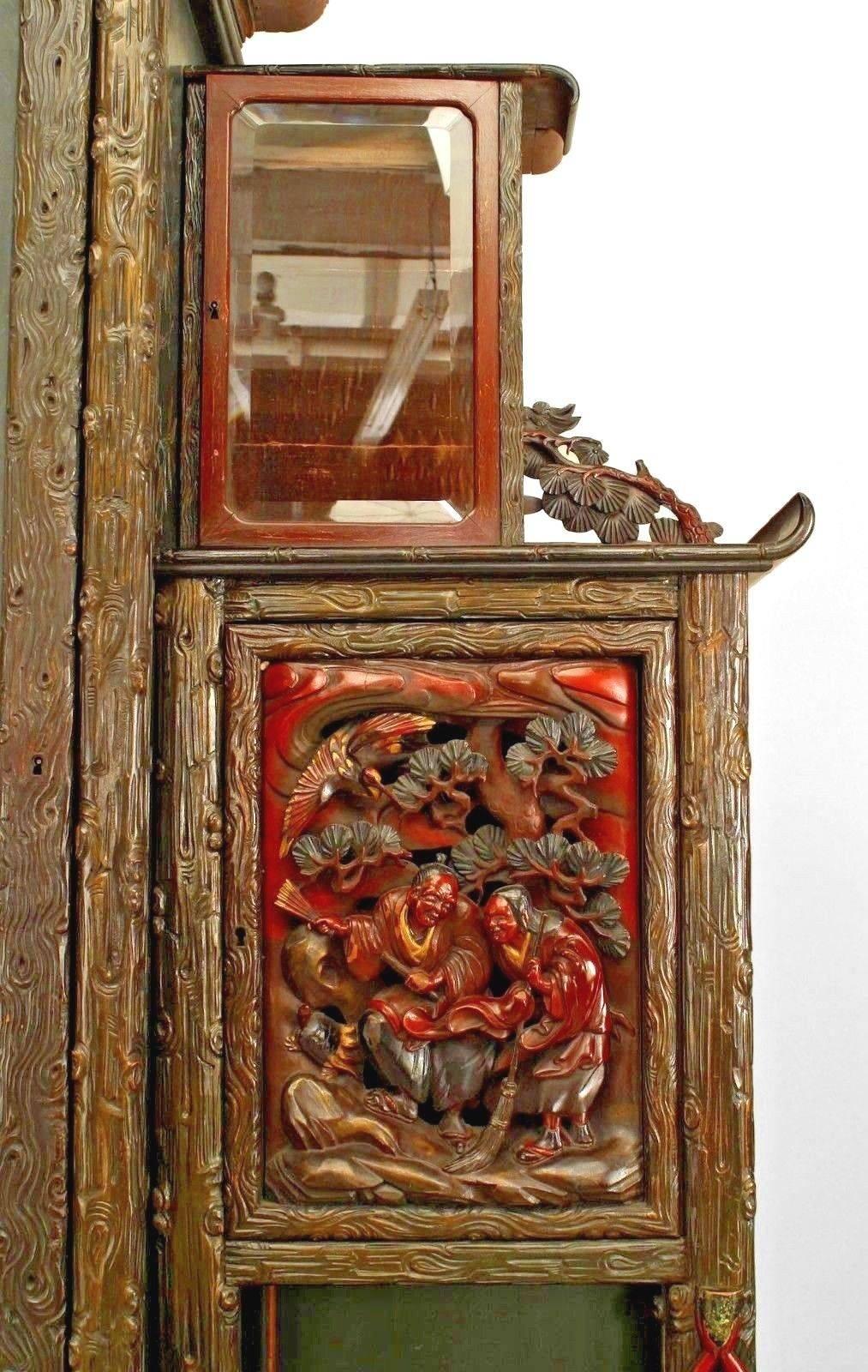 Sculpté Armoire sculptée et laquée de style chinois en vente