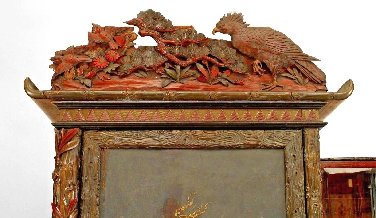 Chinois Armoire sculptée et laquée de style chinois en vente