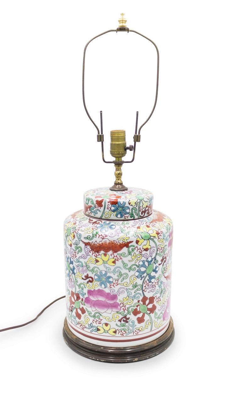 Lampada in stile asiatico cinese del XX secolo in porcellana a forma di vaso di zenzero di colore rosso, verde e giallo su campo bianco.

   