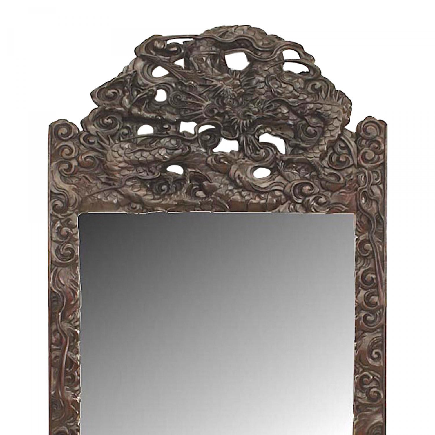 Chinois Miroir mural en acajou sculpté, style asiatique chinois, avec motif de dragon en vente