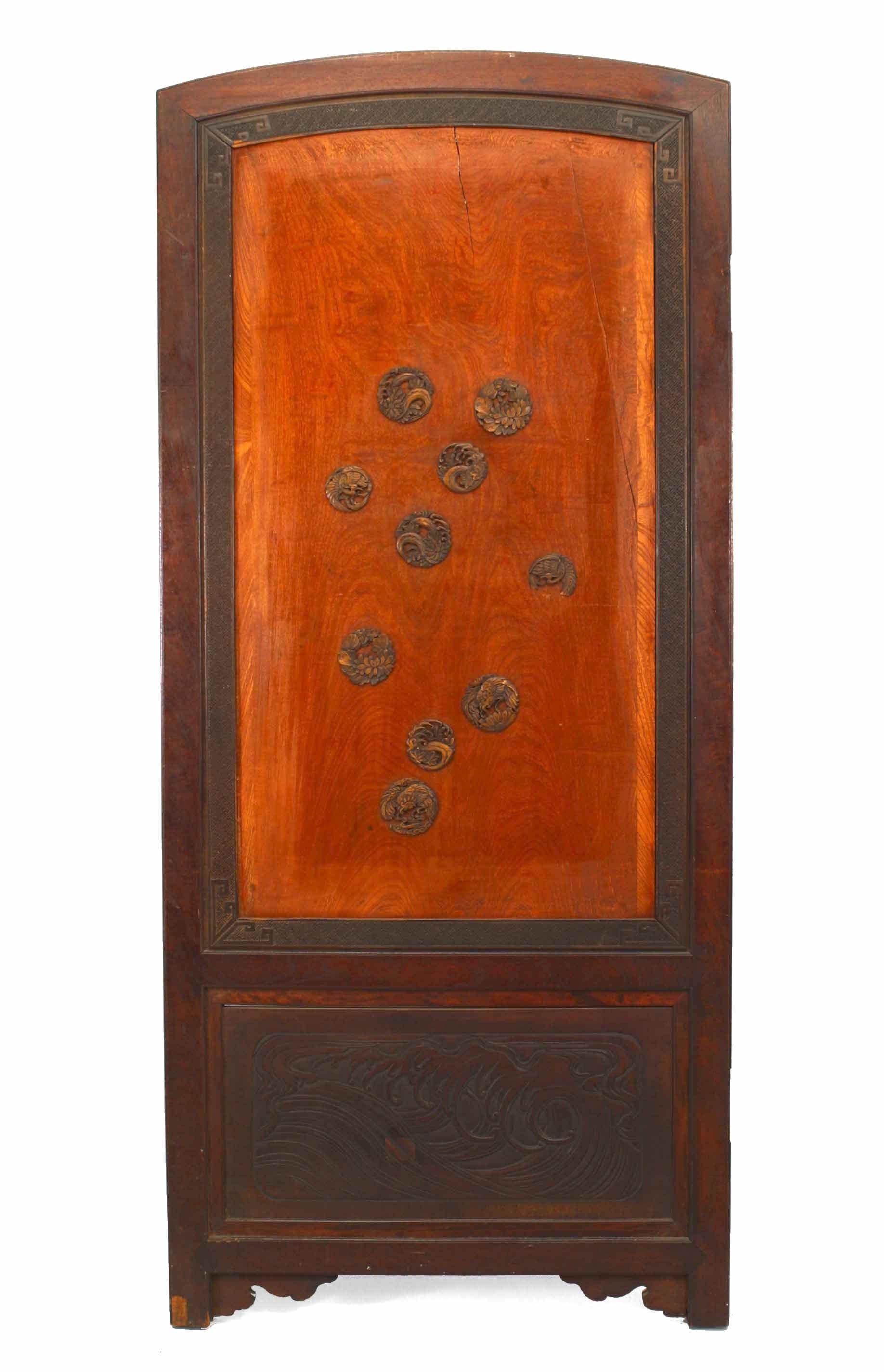 Panneau de porte de style asiatique chinois (19e siècle) en bois de rose et laiton incrusté, à cadre arrondi, avec figure Samuri sculptée et dorée.
