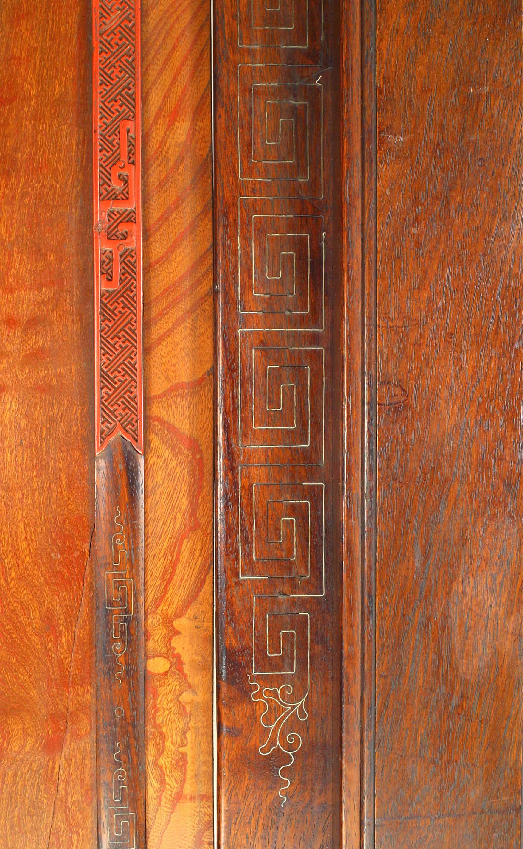 Panneau de porte chinois en bois de rose et laiton en vente 1