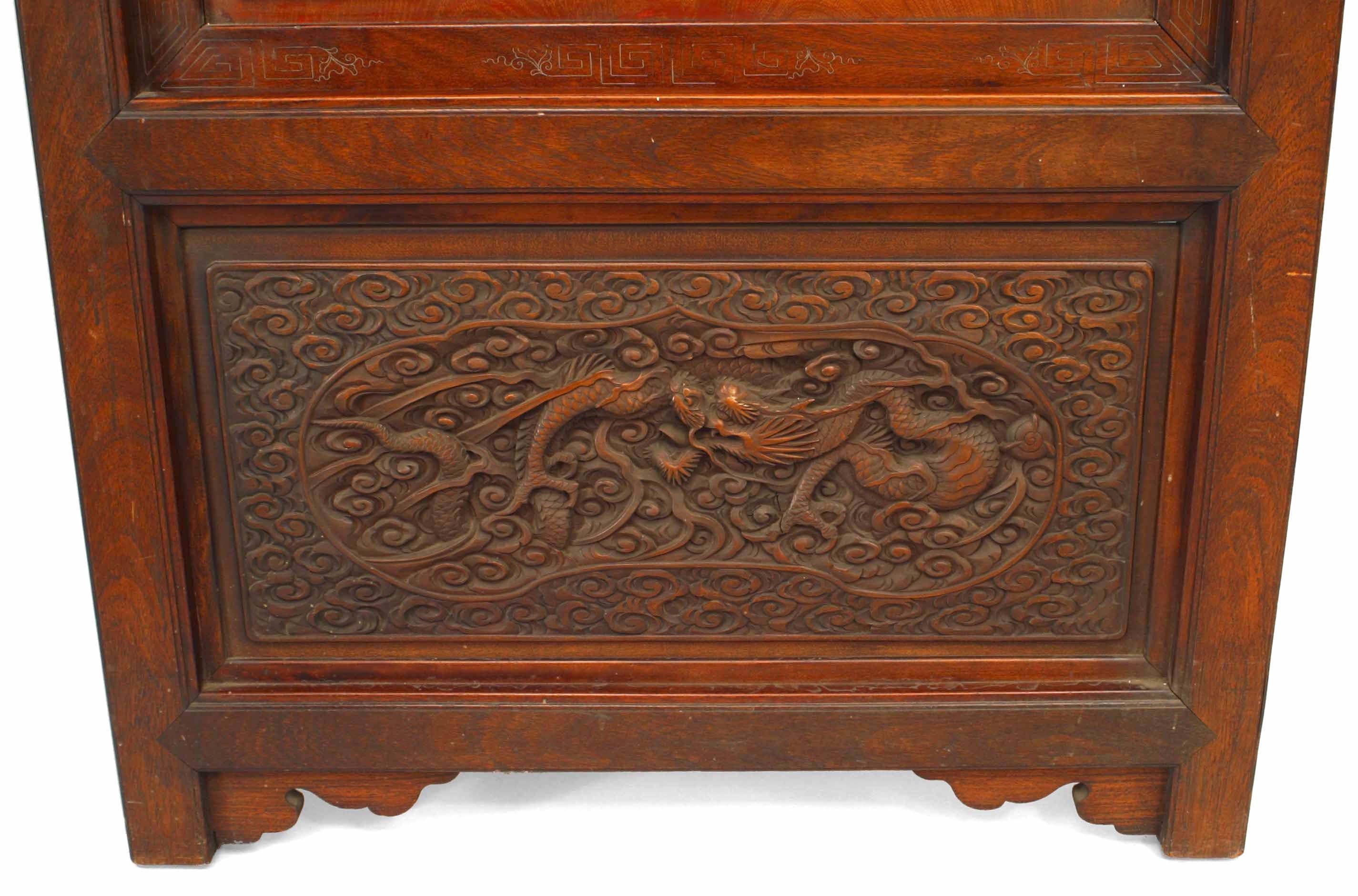 Panneau de porte chinois en bois de rose et laiton en vente 2