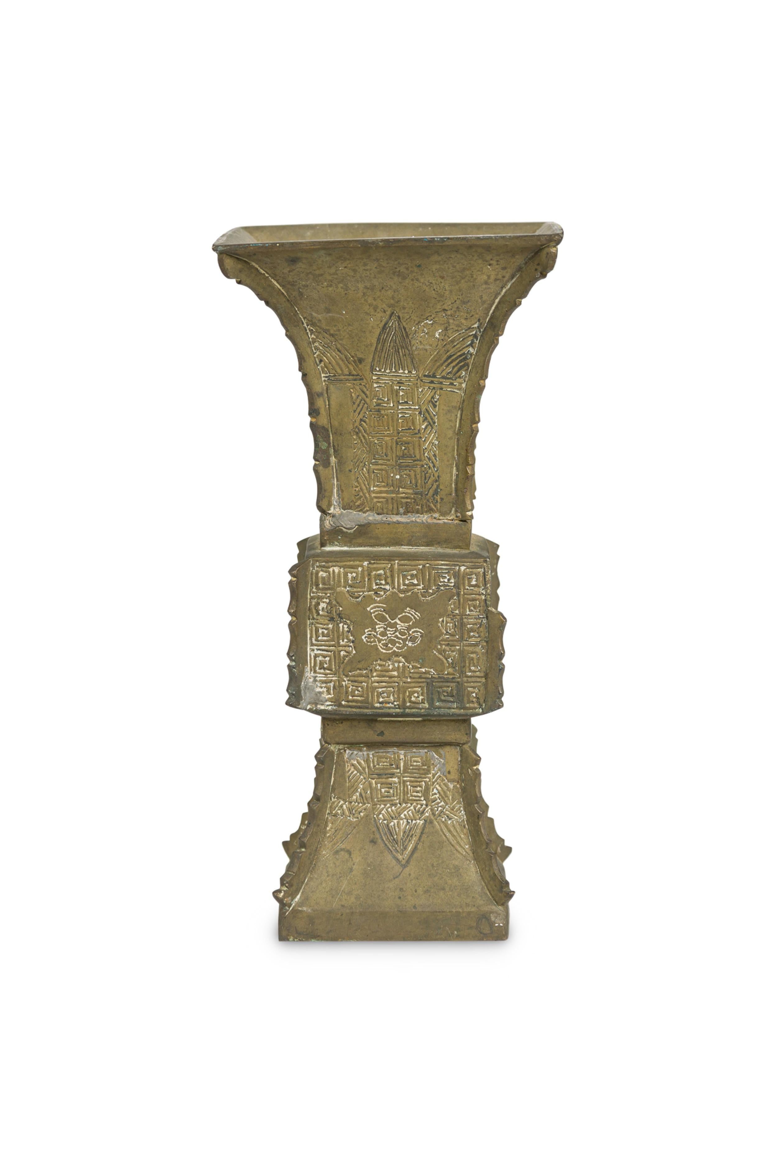 Vaso di metallo quadrato a forma di imbuto in stile asiatico cinese con patina antica e disegno inciso