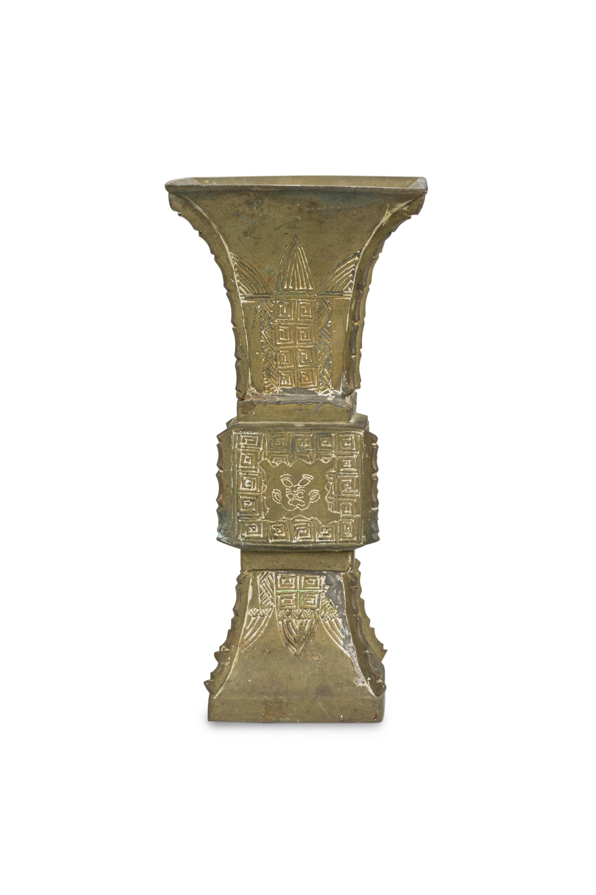 Realizzato con acquaforte Asian Chinese style  Metal Vase in vendita