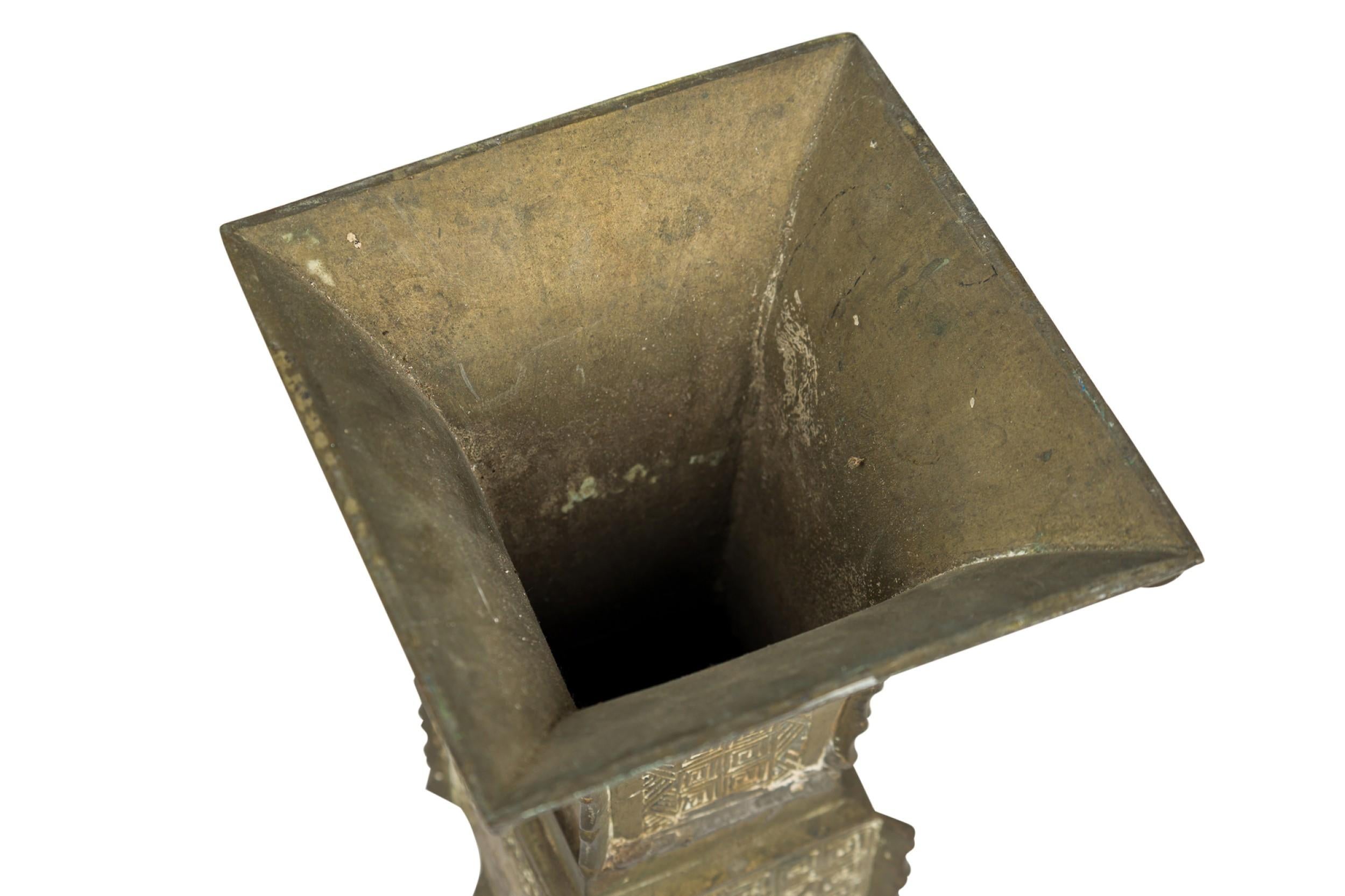 Metallo Asian Chinese style  Metal Vase in vendita