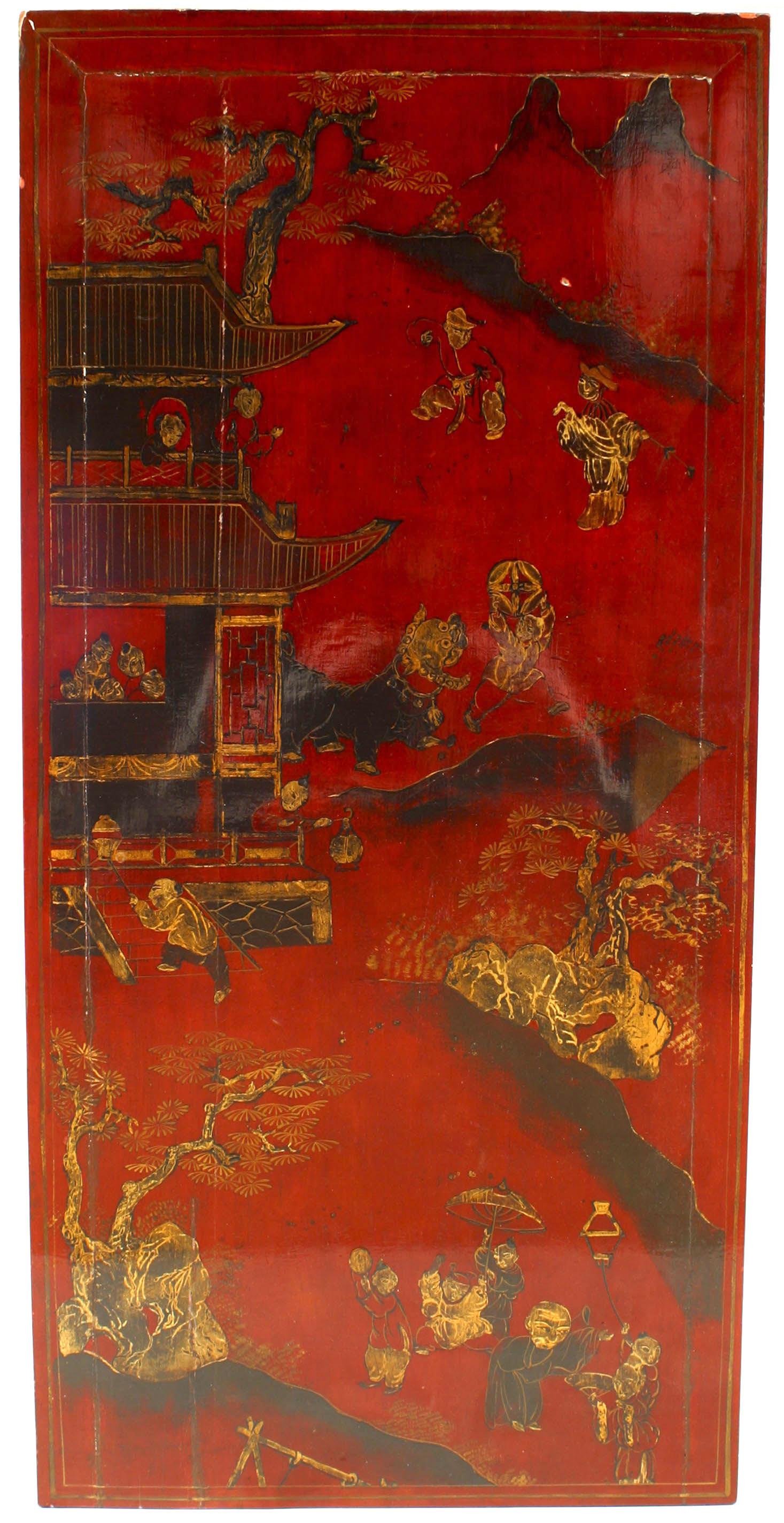 Asiatischer, rot lackierter, rechteckiger Couchtisch im chinesischen Stil mit einer Platte, die eine Szene mit Figuren und floralen Motiven zeigt und auf kabrioletten Beinen ruht.
