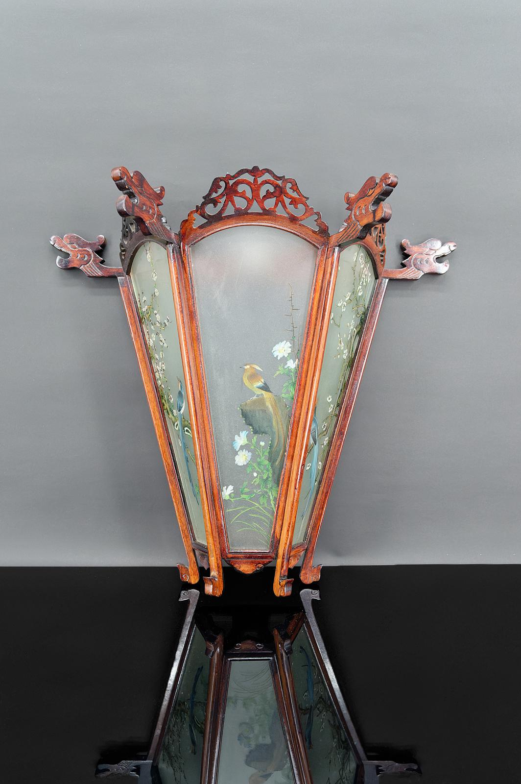 Lantern-shaped wall sconce.

Wooden structure carved with dragons.
Glasses painted with birds and floral bouquets.
China, circa 1900

In very good condition.

Dimensions:
height 43 cm
width 46 cm
depth 23 cm