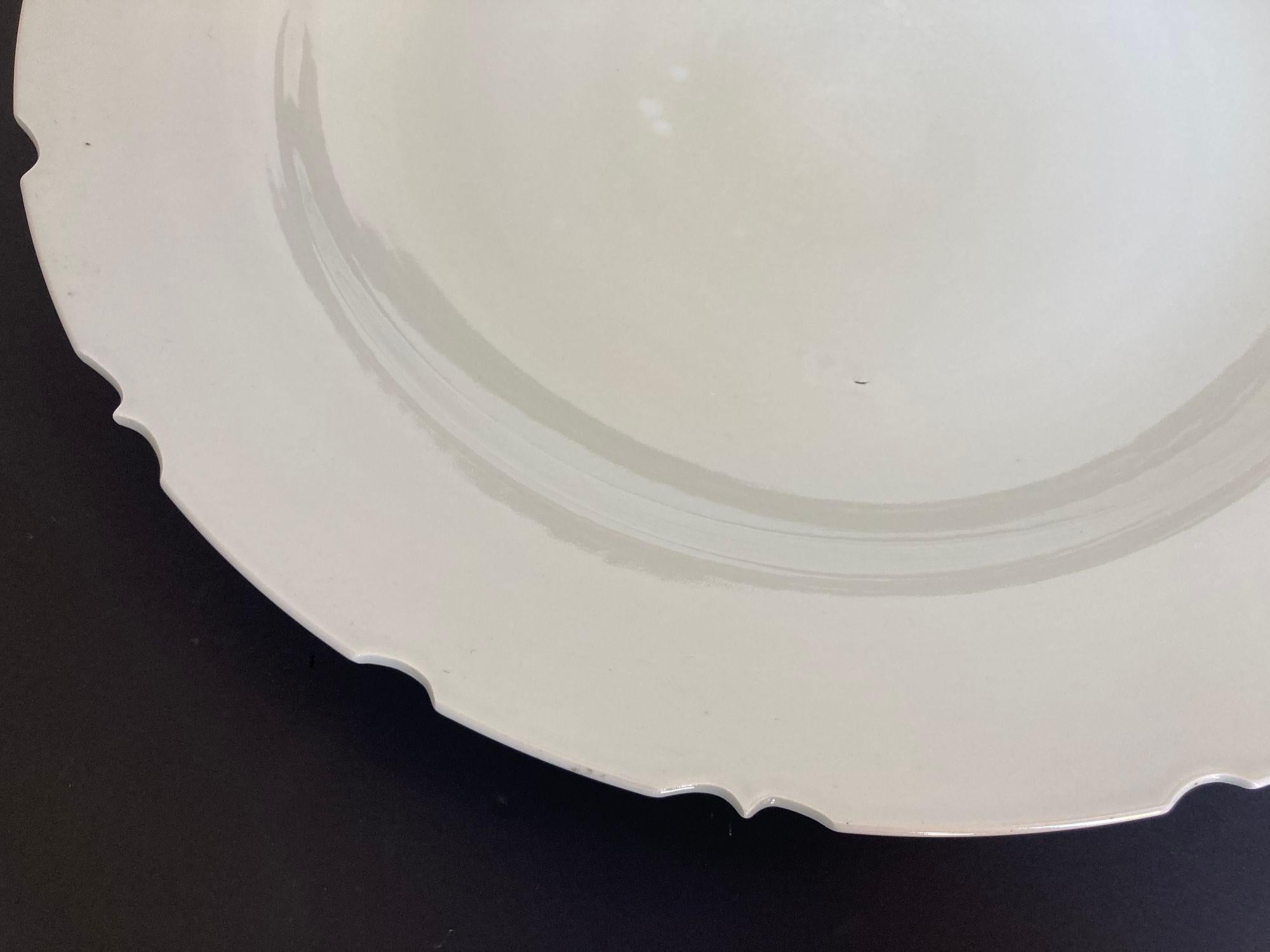 Piatto asiatico cinese in ceramica bianca Ciotola con bordo smerlato Enorme e pesante da 24,5 pollici. D.
Piatto o ciotola in ceramica cinese asiatica molto grande.
Ciotola in ceramica smaltata bianca in stile Whiting cinese.
Piatto da portata in