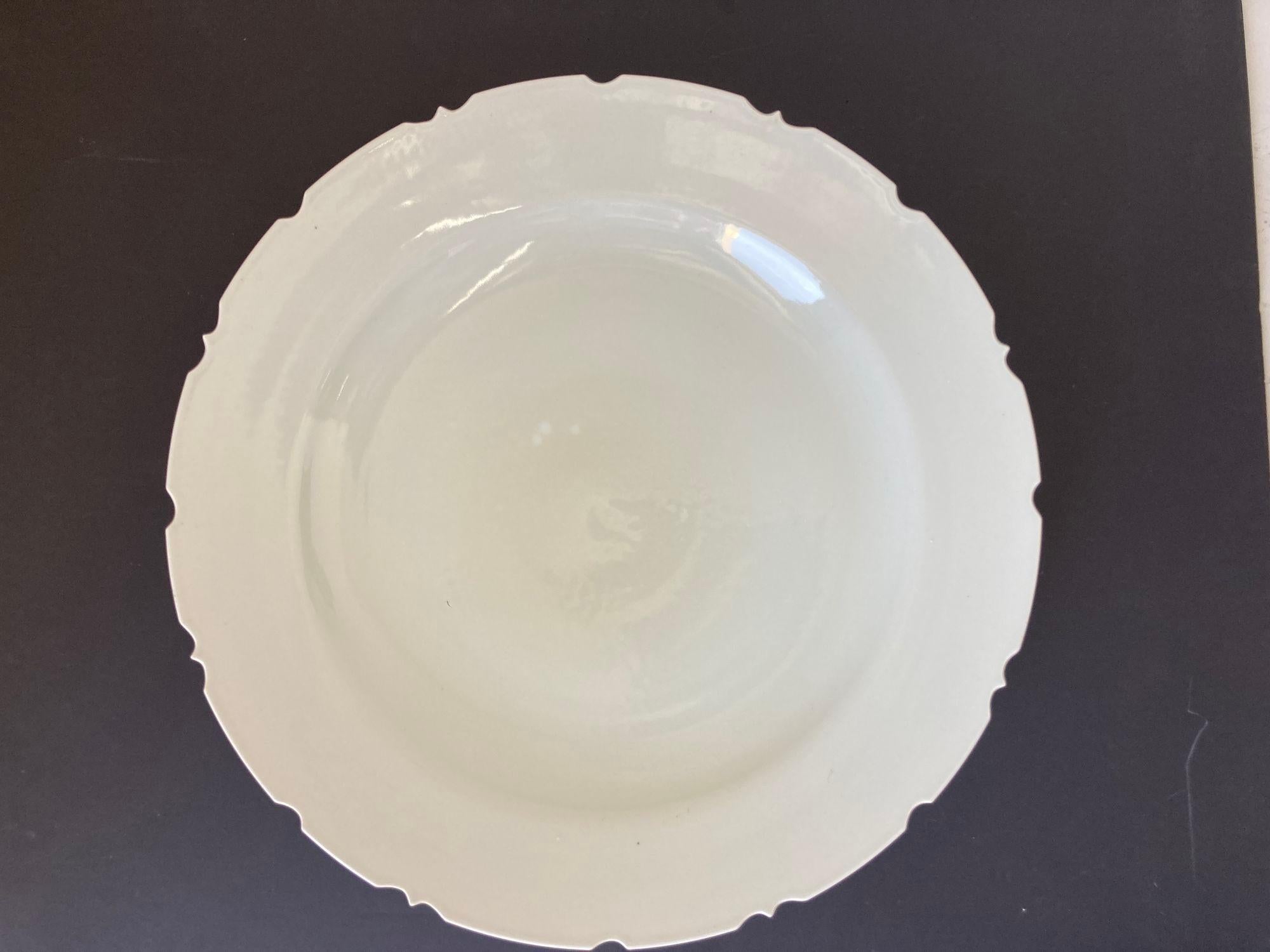Qing Piatto asiatico cinese in ceramica bianca Ciotola con bordo smerlato Enorme e pesante da 24,5 pollici. D. in vendita