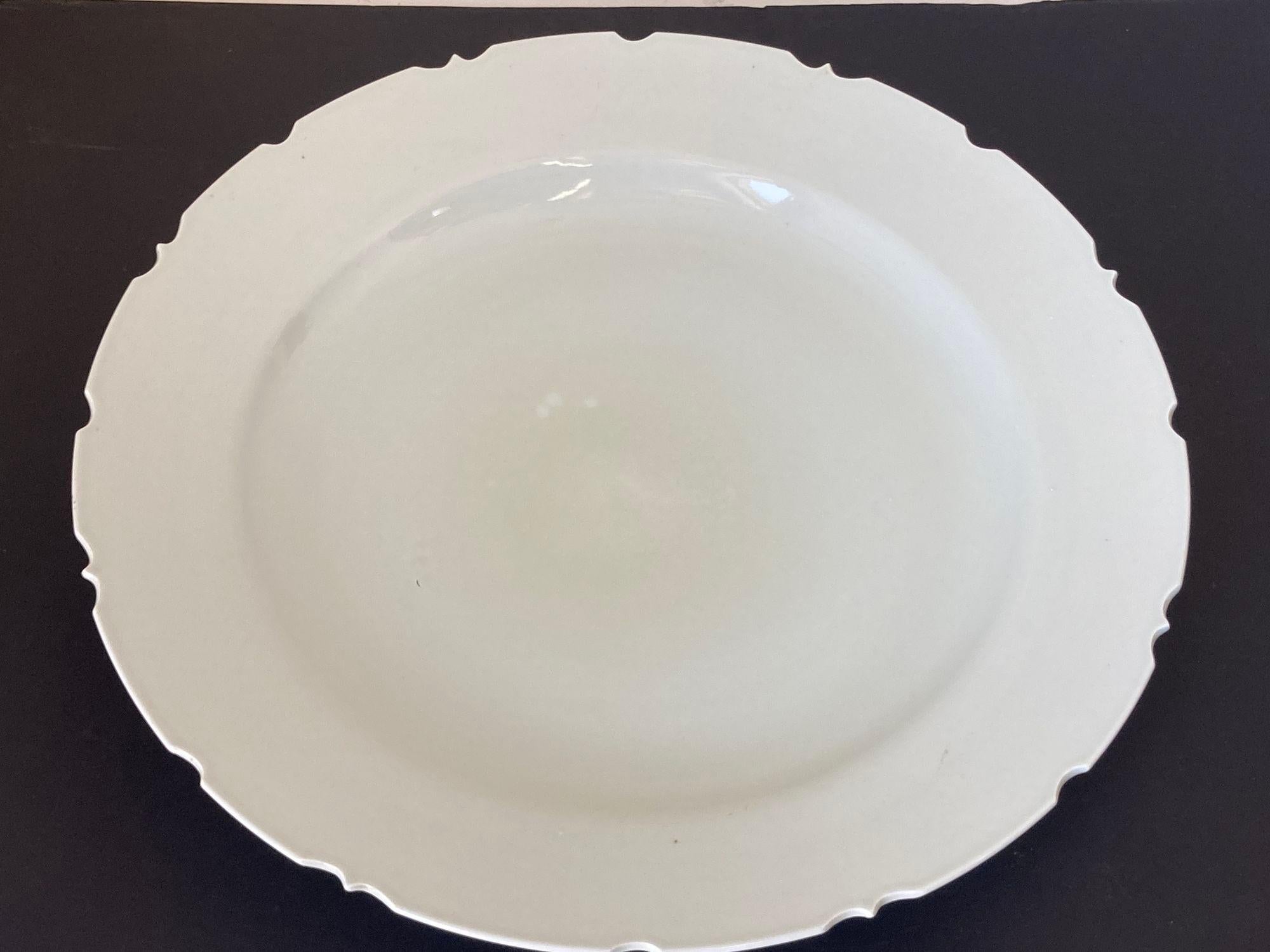 Fatto a mano Piatto asiatico cinese in ceramica bianca Ciotola con bordo smerlato Enorme e pesante da 24,5 pollici. D. in vendita
