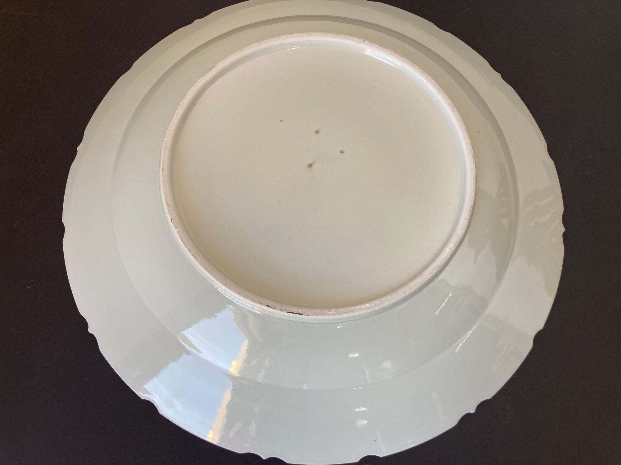 XX secolo Piatto asiatico cinese in ceramica bianca Ciotola con bordo smerlato Enorme e pesante da 24,5 pollici. D. in vendita