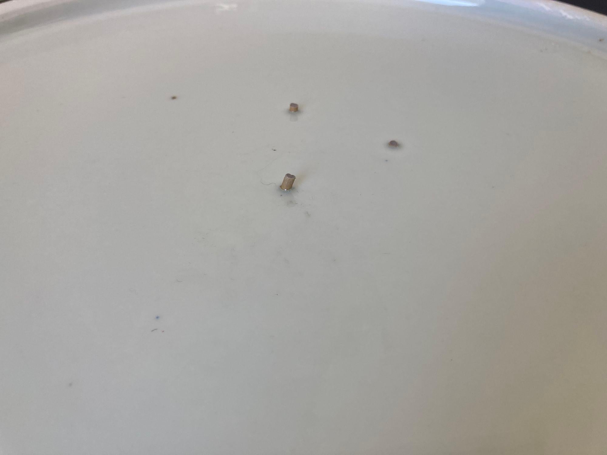 Ceramica Piatto asiatico cinese in ceramica bianca Ciotola con bordo smerlato Enorme e pesante da 24,5 pollici. D. in vendita