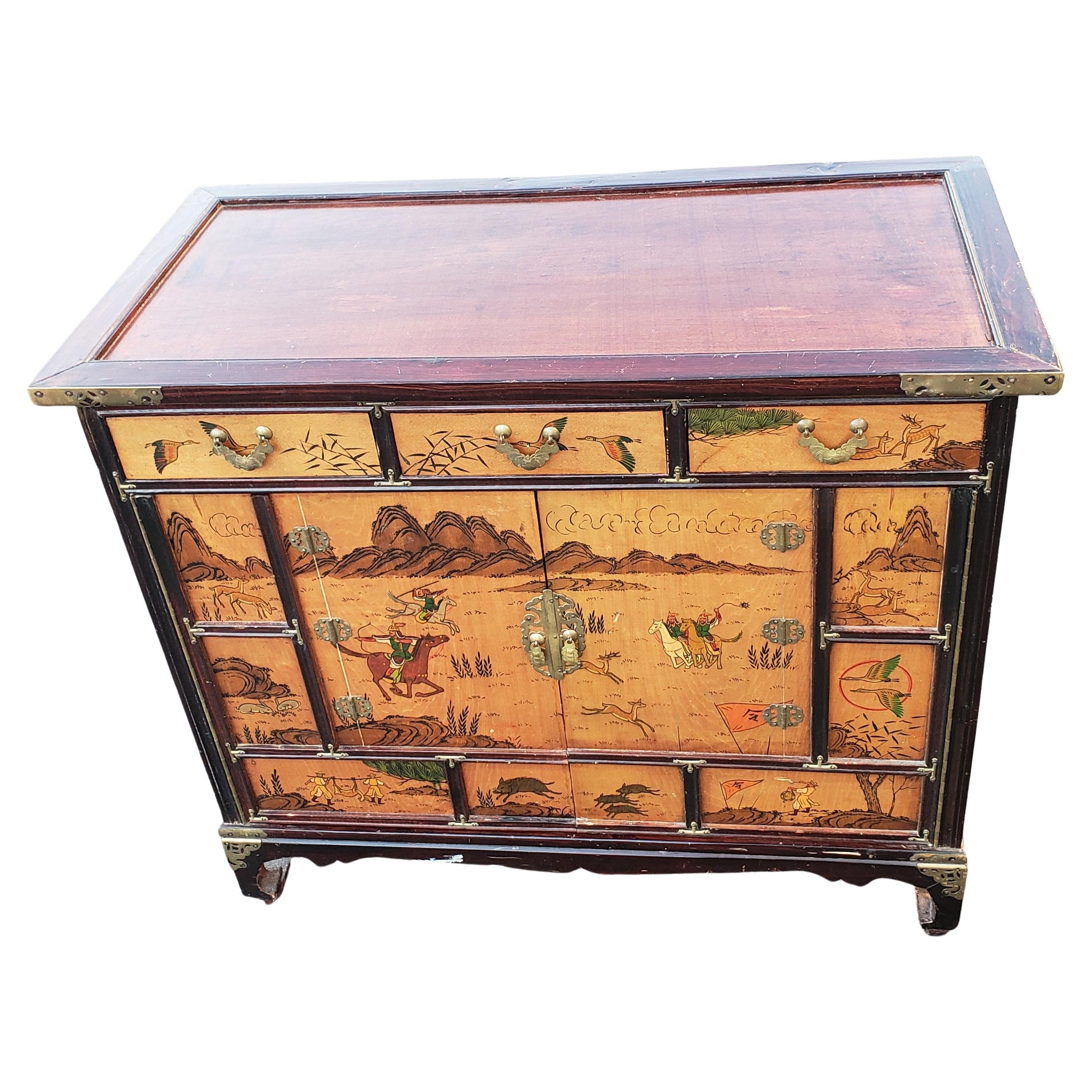 Scarlet paint with chinoiserie paint decoration. Three drawers
Very good condition. 
Measures: 34 25