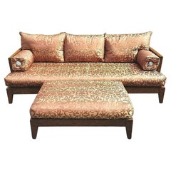 Asiatisches Chinoiserie-Brokat-Sofa mit Ottomane von Marge Carson