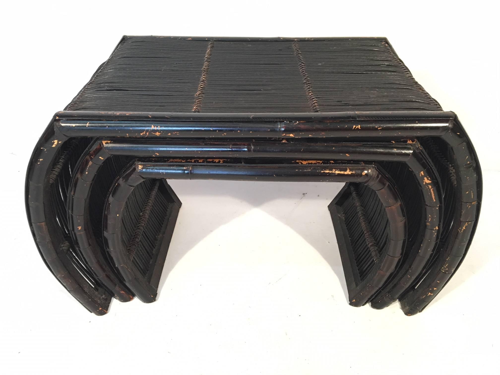 Set of three rattan nesting trays in vintage Chinese chinoiserie style. Ming legs and faux bamboo frame. Good vintage condition with abrasions to the gloss black finish.
Measurements:
Large tray: 25