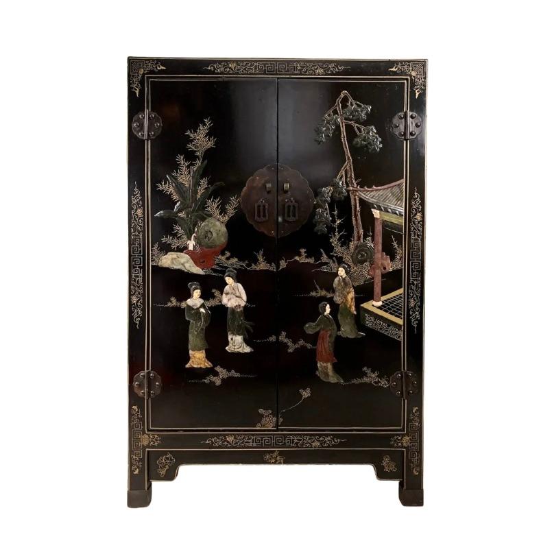 Orme Ancien meuble de rangement asiatique de style chinoiserie avec incrustation de pierres semi-précieuses en vente