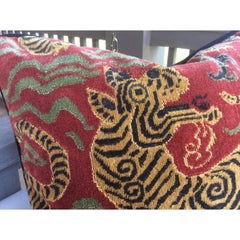 Cuscino asiatico Clarence House Tibet Dragon 20" in piuma d'oca di Cinnabar