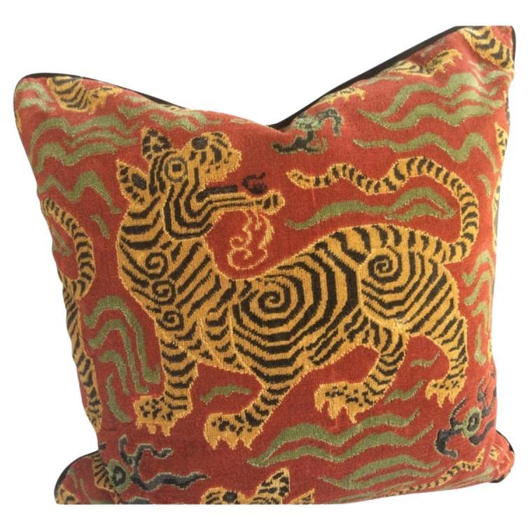 Cuscino asiatico Clarence House Tibet Dragon 20" in piuma d
oca di Cinnabar