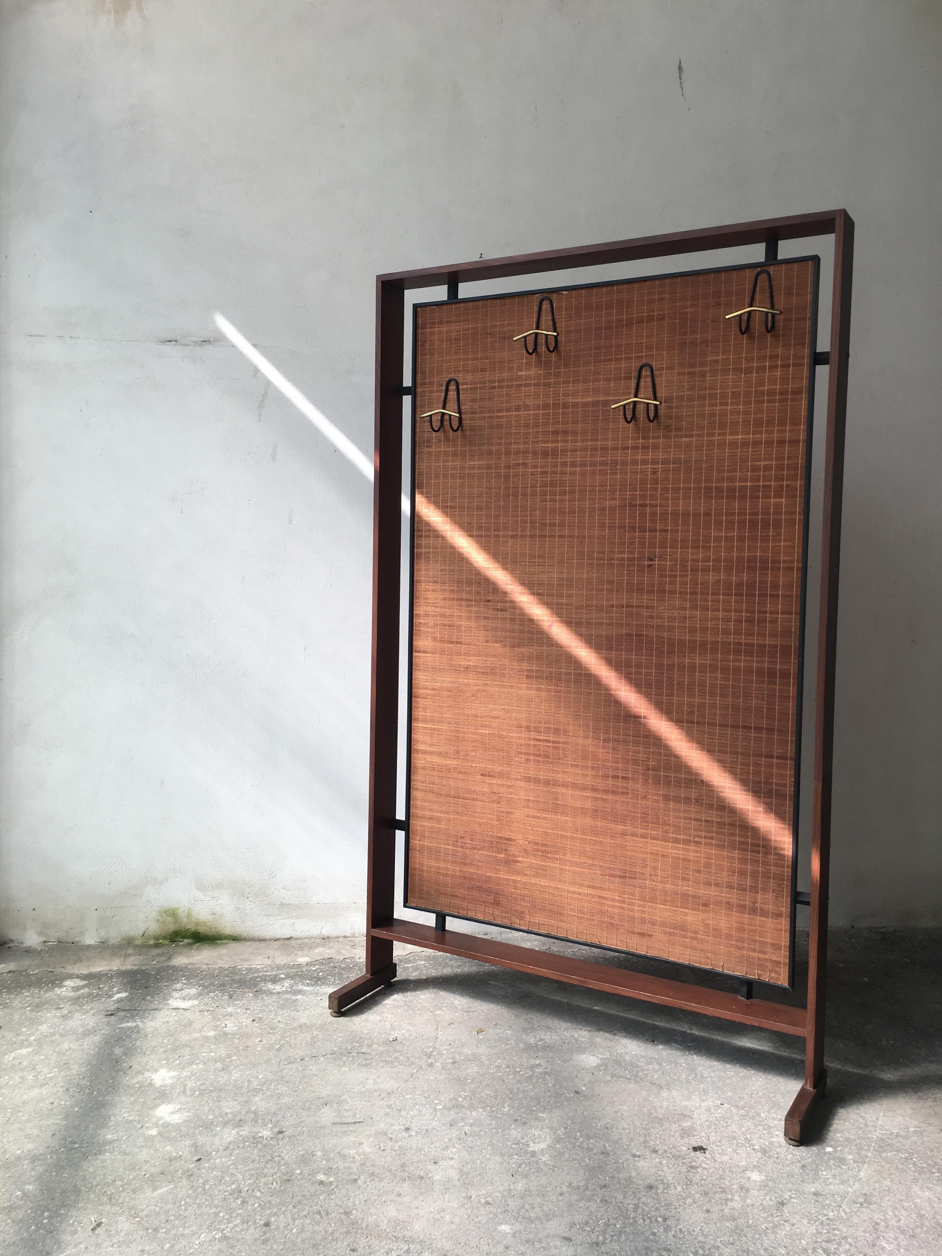 Asian Coat Rack with Balsa Wood & Teak, Brass & Black Painted Metal Details 1950 In Good Condition For Sale In Fregene, IT