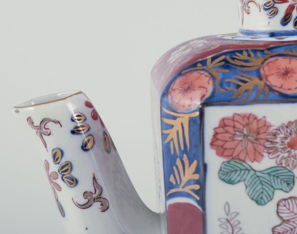 Asiatique Cafetière asiatique en porcelaine Peint à la main avec une glaçure polychrome. en vente