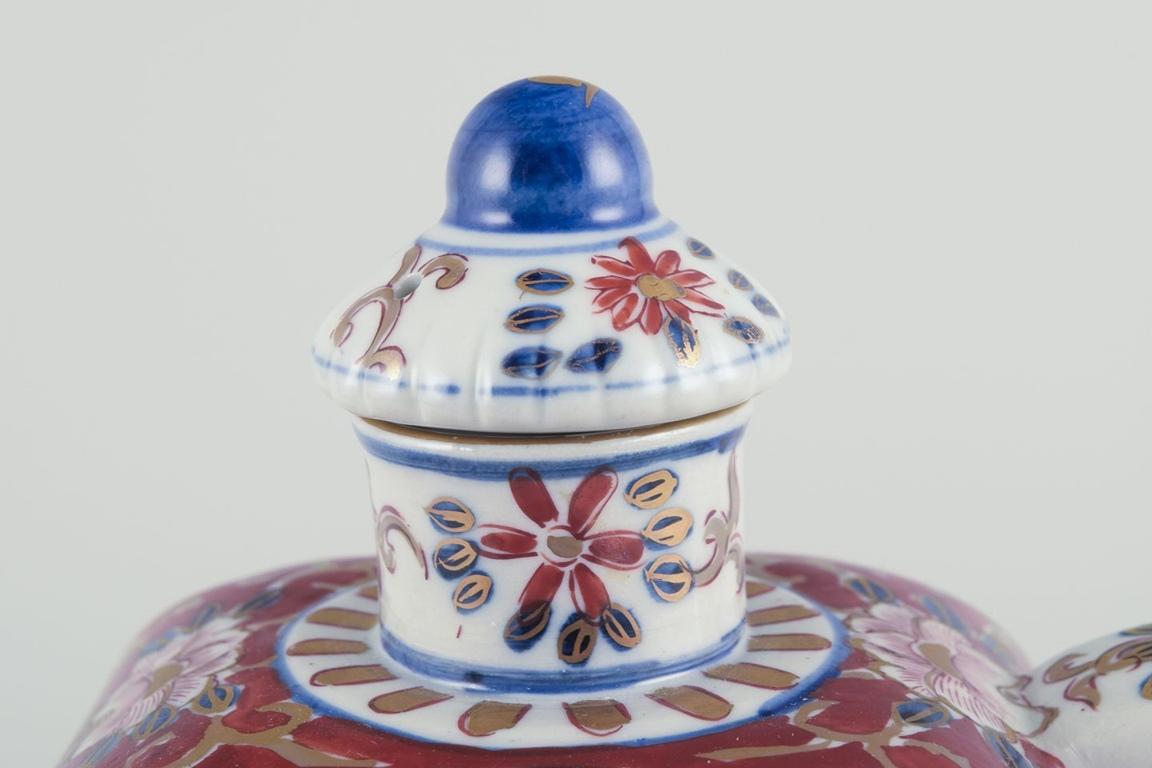 Vernissé Cafetière asiatique en porcelaine Peint à la main avec une glaçure polychrome. en vente