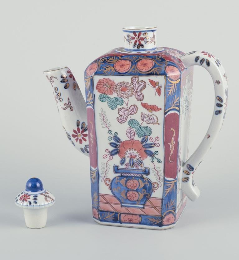 Cafetière asiatique en porcelaine Peint à la main avec une glaçure polychrome. Excellent état - En vente à København, Copenhagen