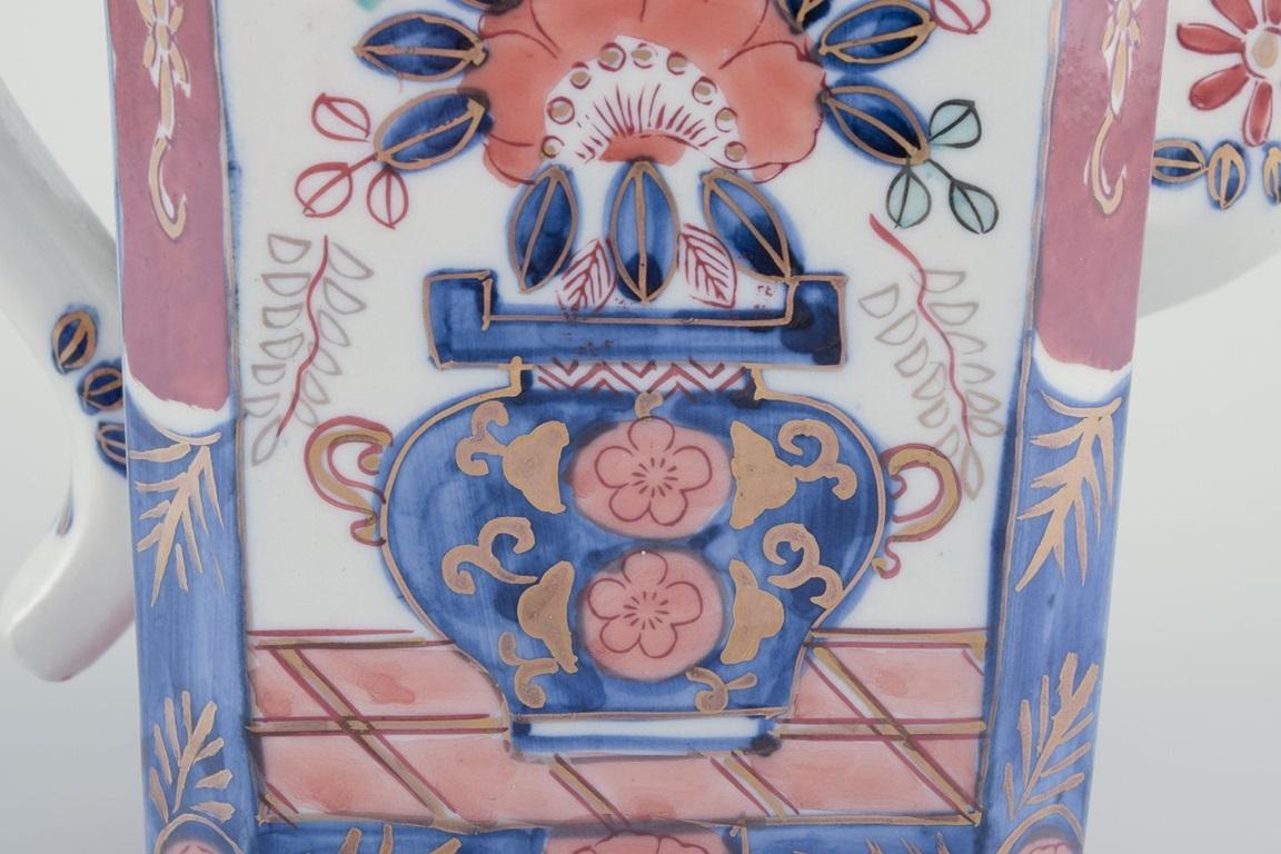 XIXe siècle Cafetière asiatique en porcelaine Peint à la main avec une glaçure polychrome. en vente