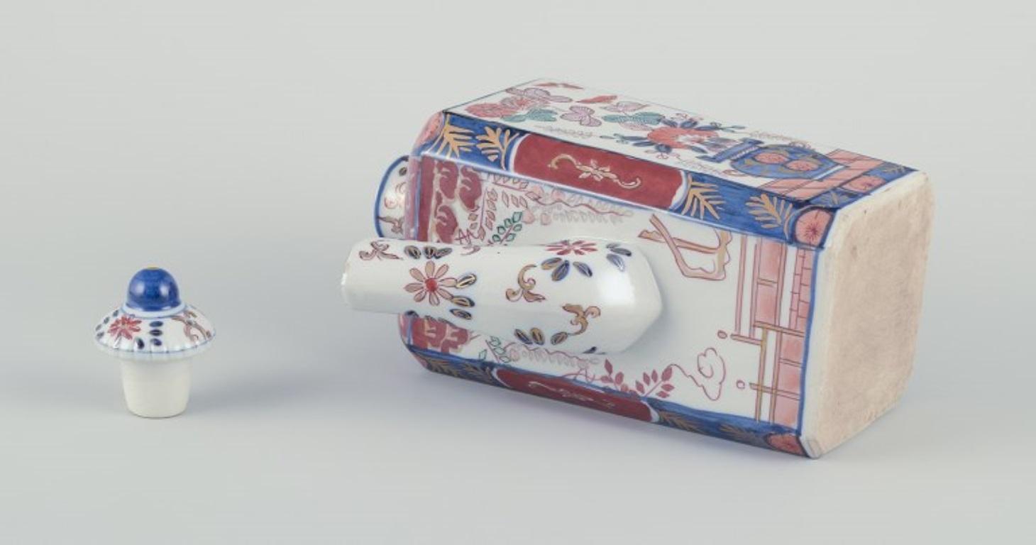 Porcelaine Cafetière asiatique en porcelaine Peint à la main avec une glaçure polychrome. en vente